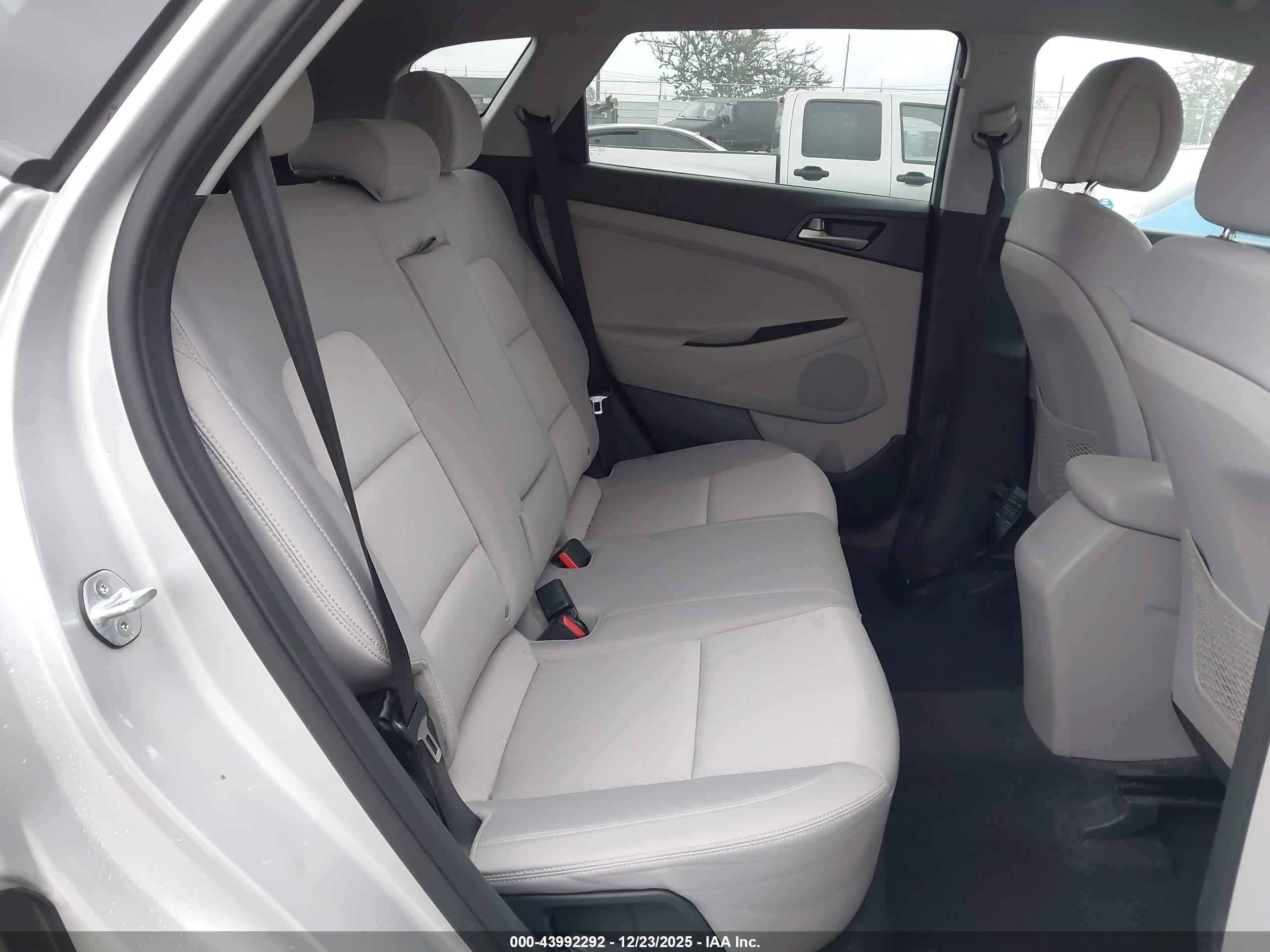 HYUNDAI TUCSON image 8