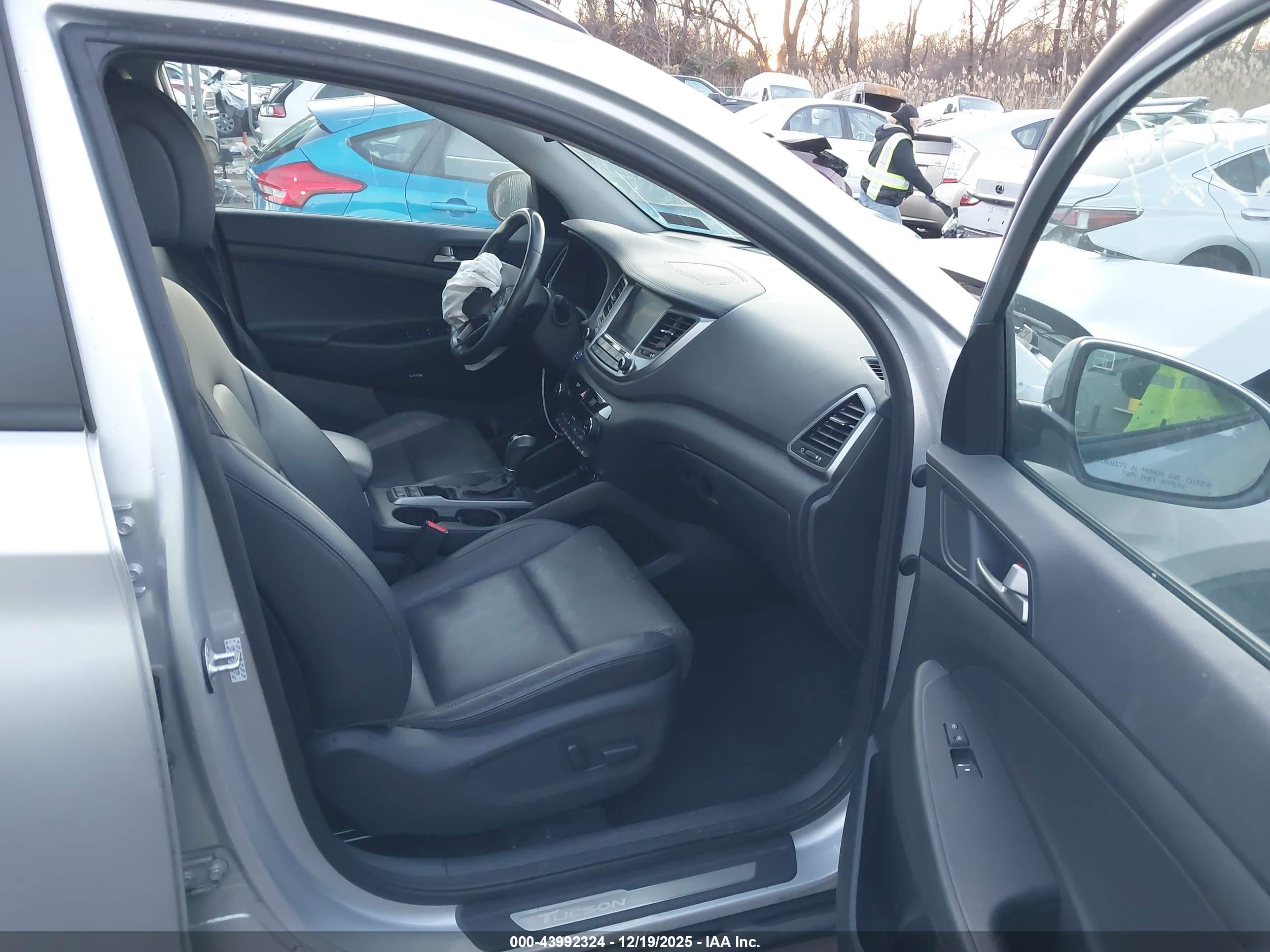 HYUNDAI TUCSON image 5