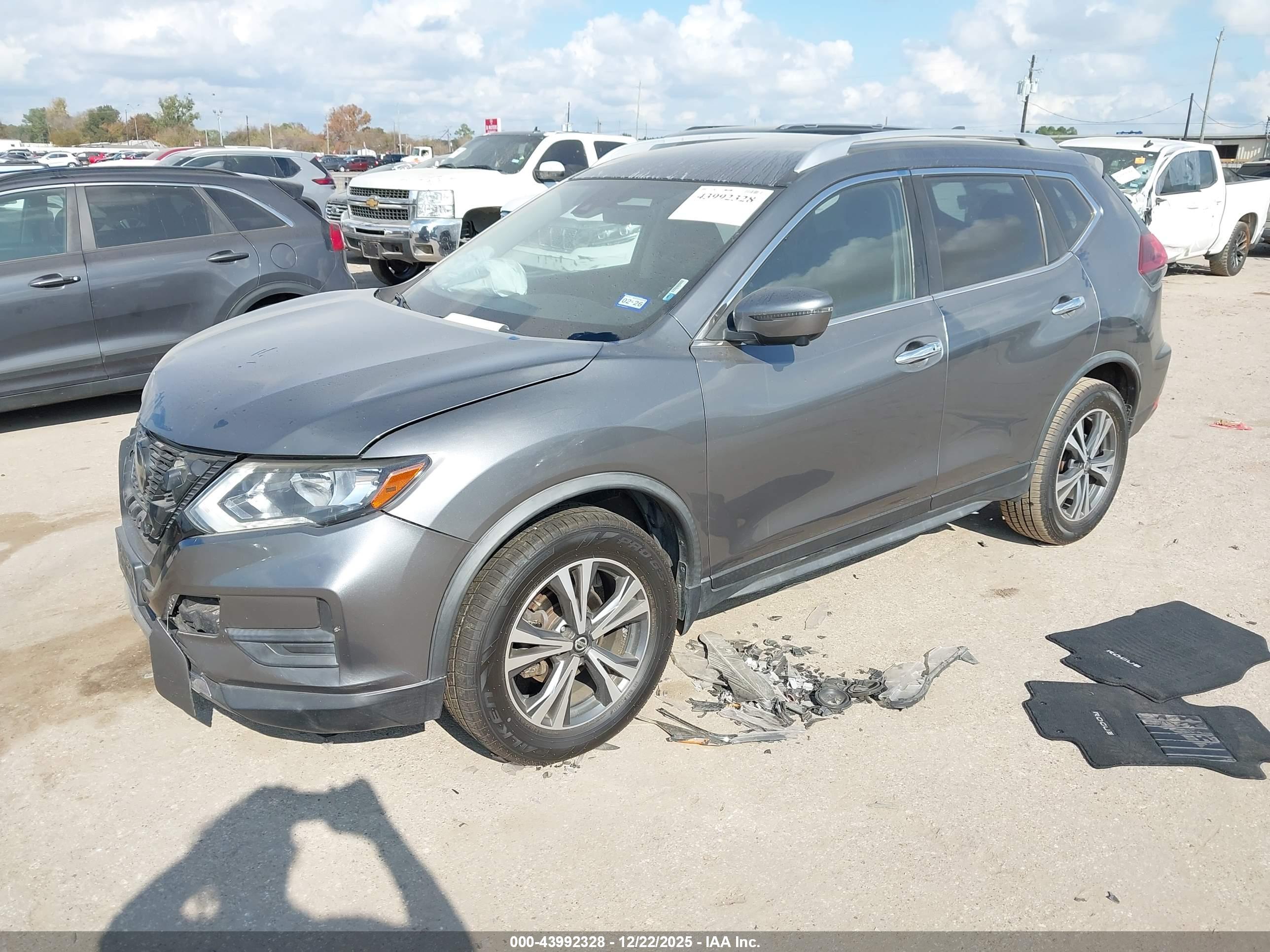 NISSAN ROGUE image 2