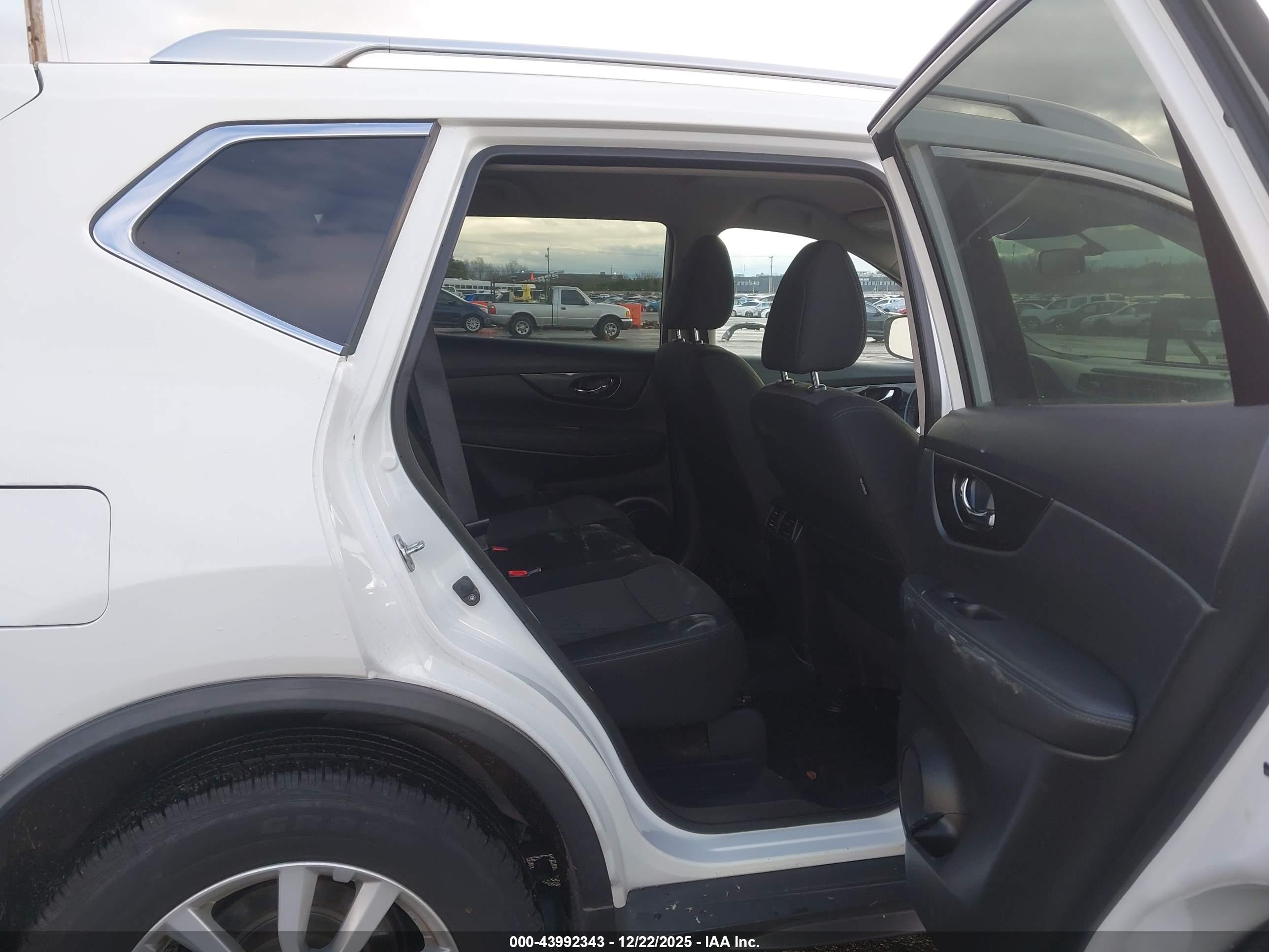 NISSAN ROGUE image 8