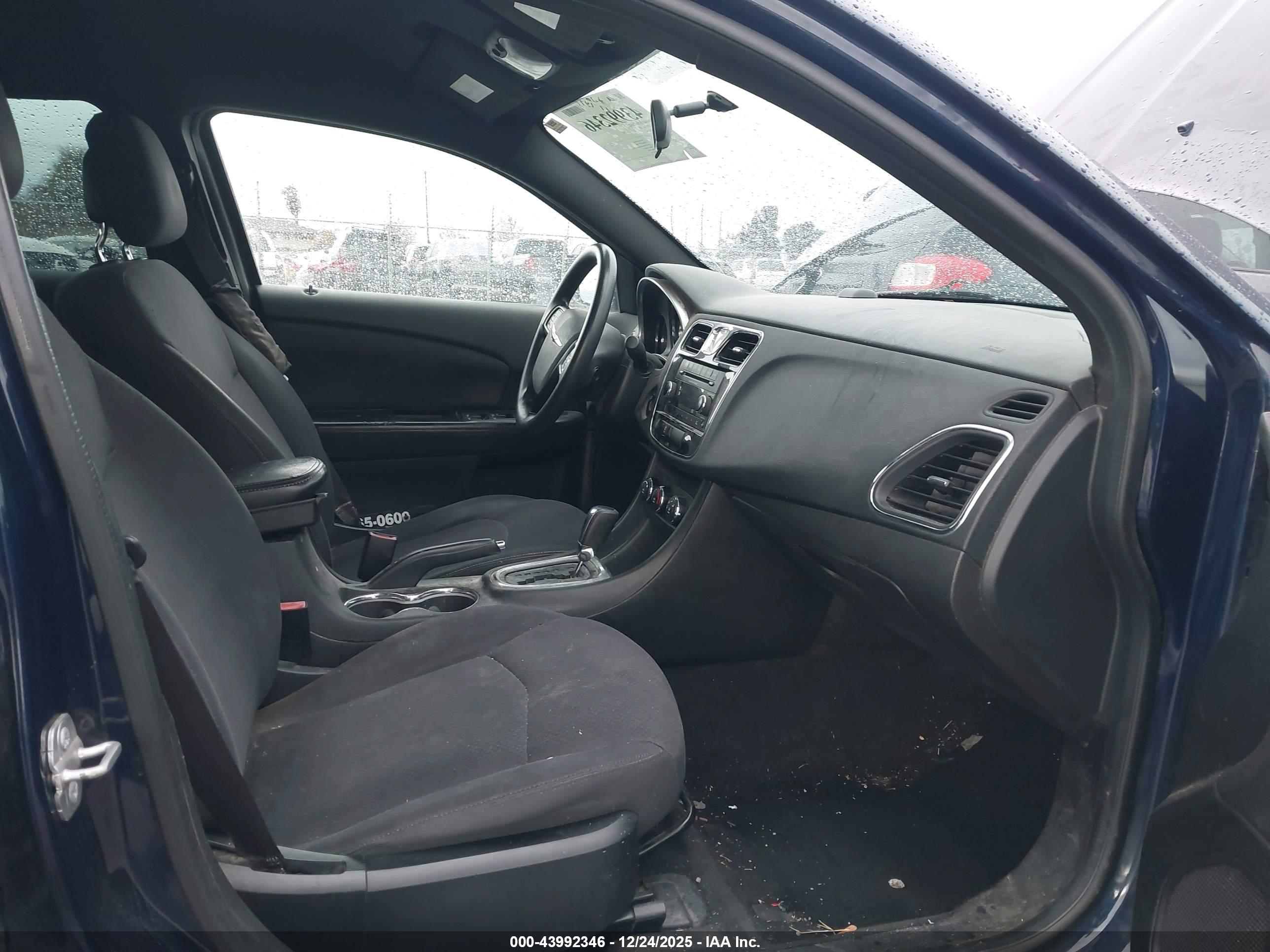 CHRYSLER 200 image 5