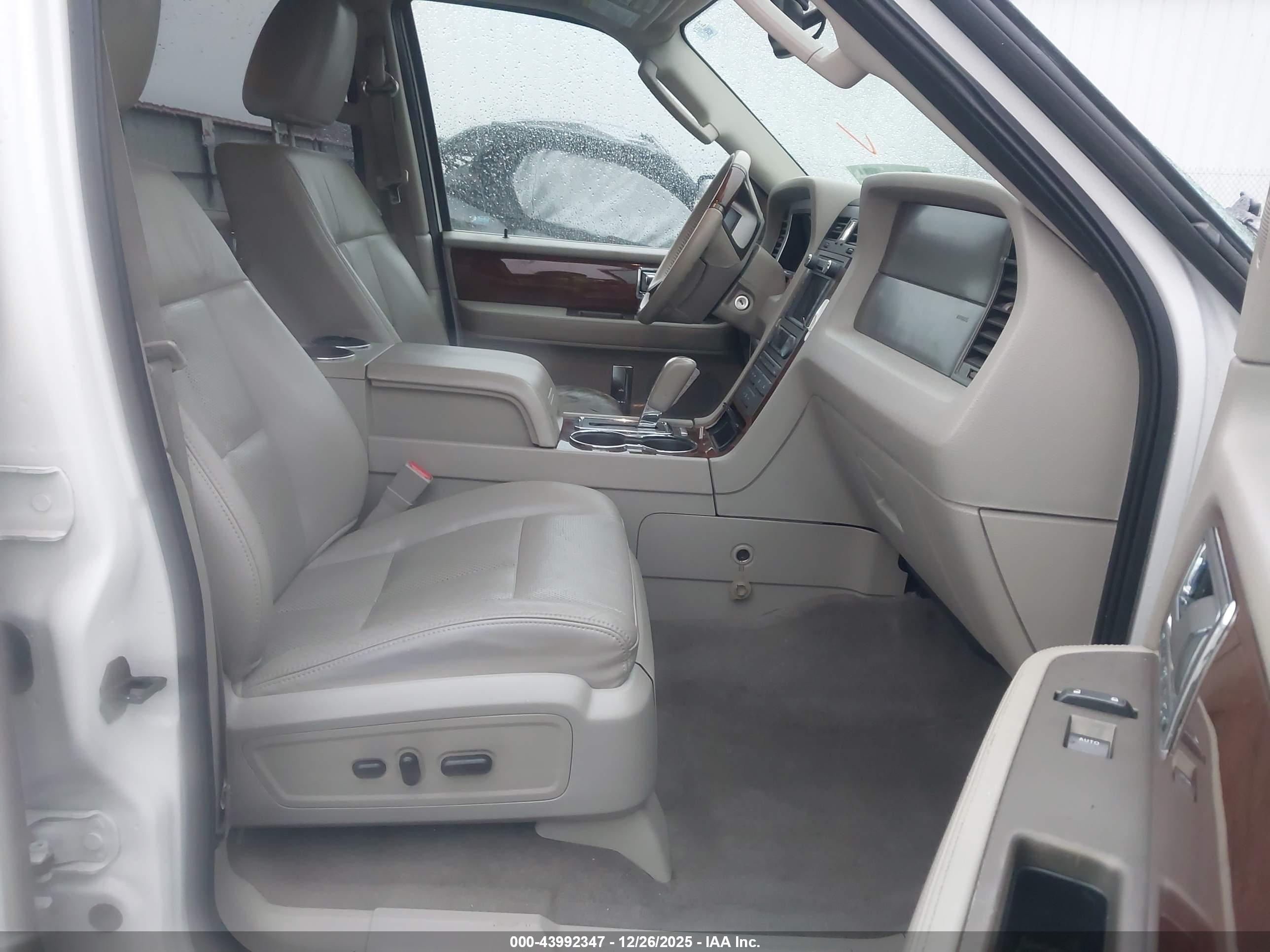 LINCOLN NAVIGATOR image 5