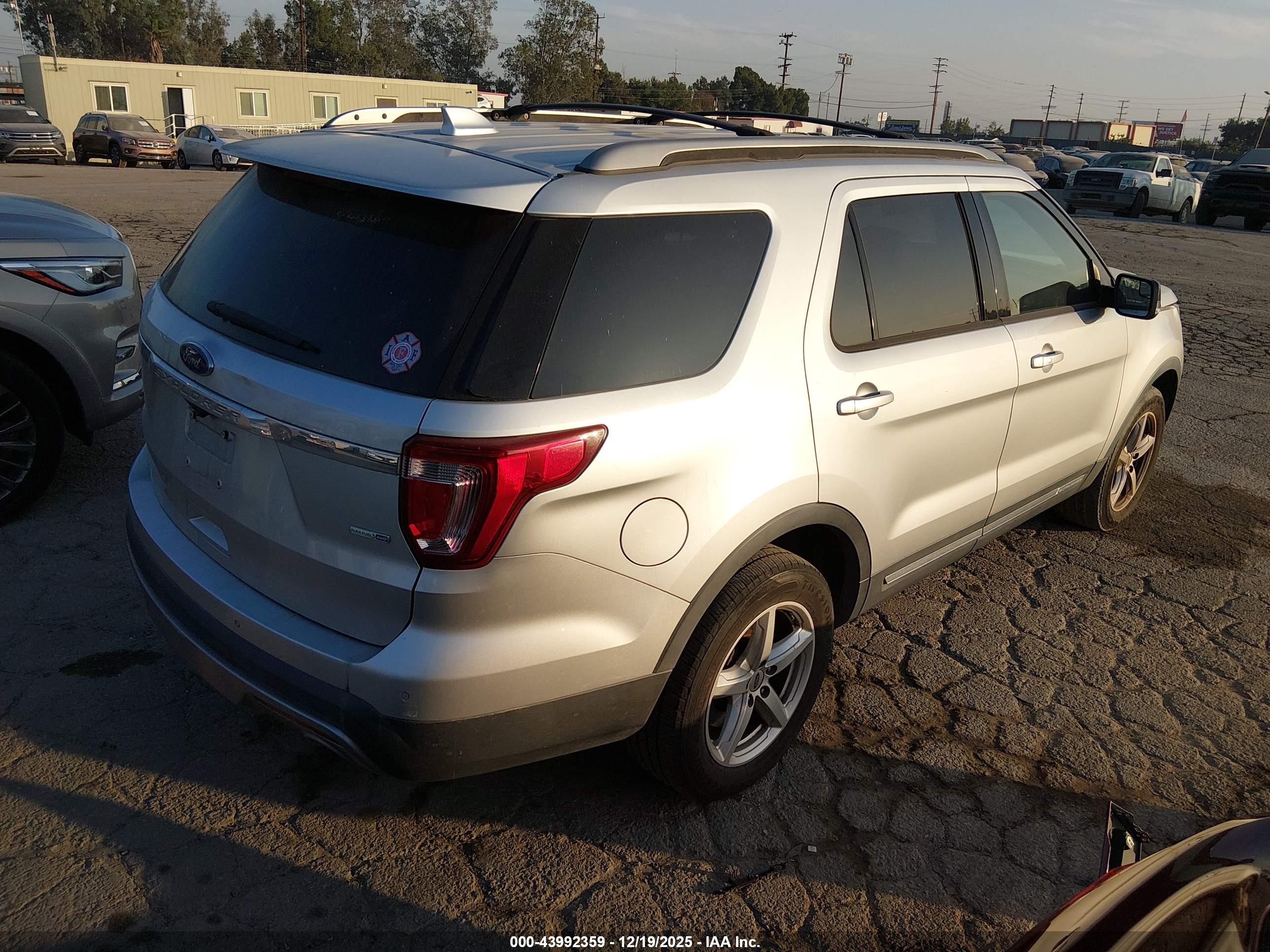 FORD EXPLORER image 4
