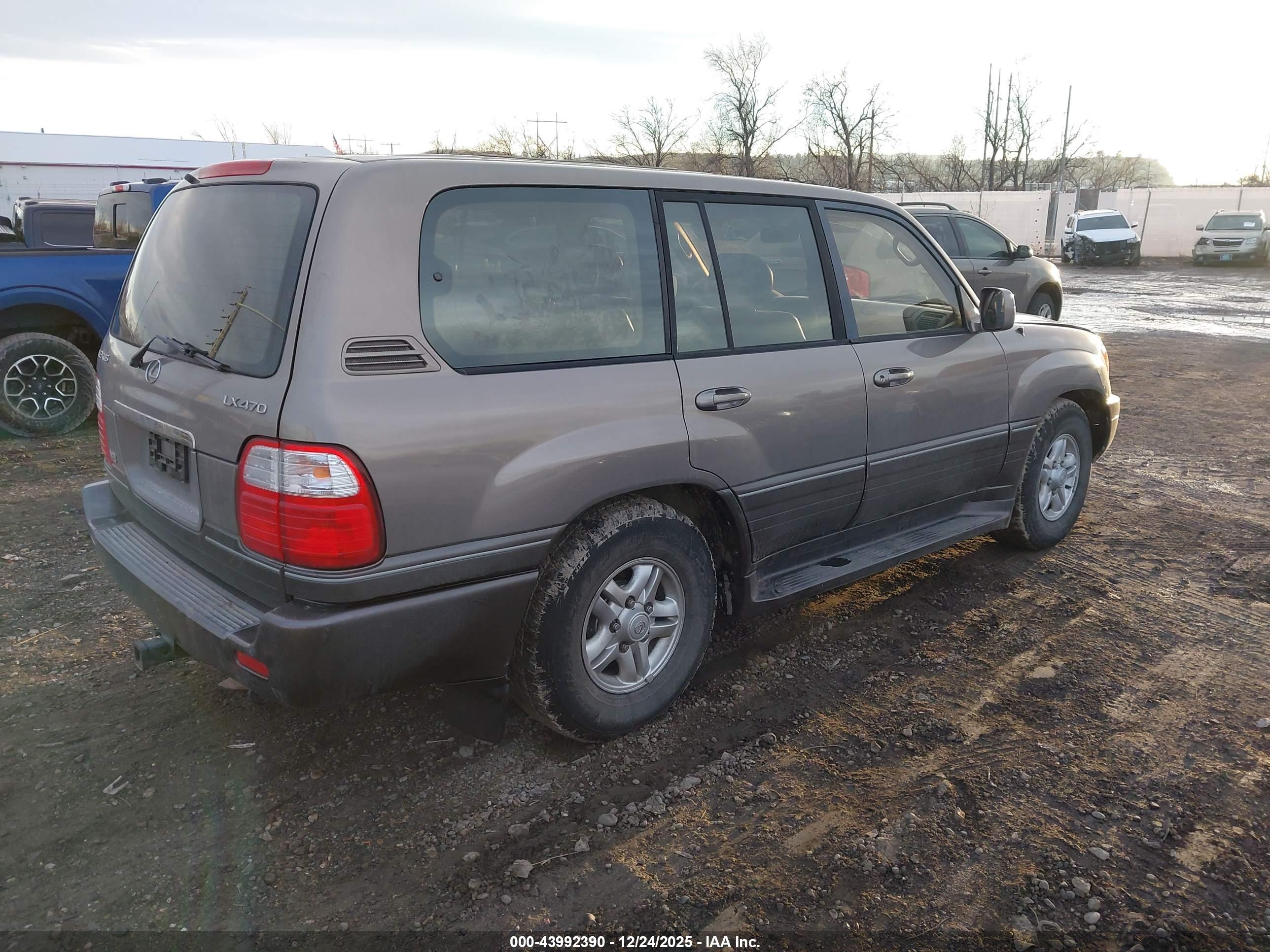 LEXUS LX image 4