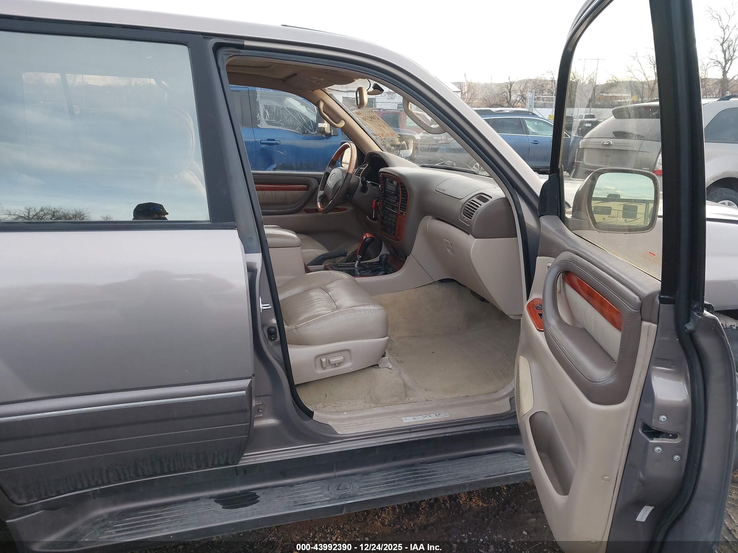 LEXUS LX image 5