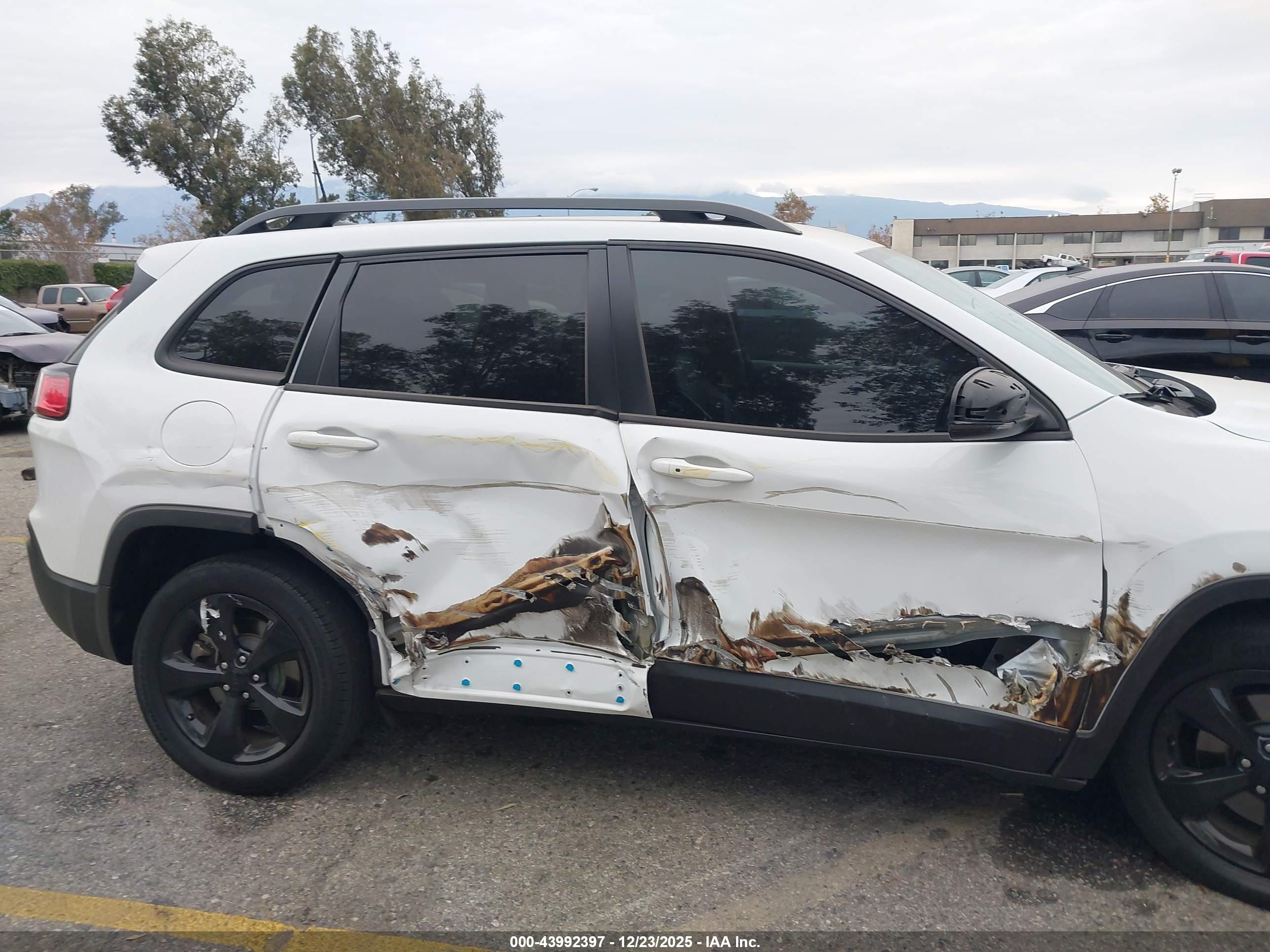 JEEP CHEROKEE image 6