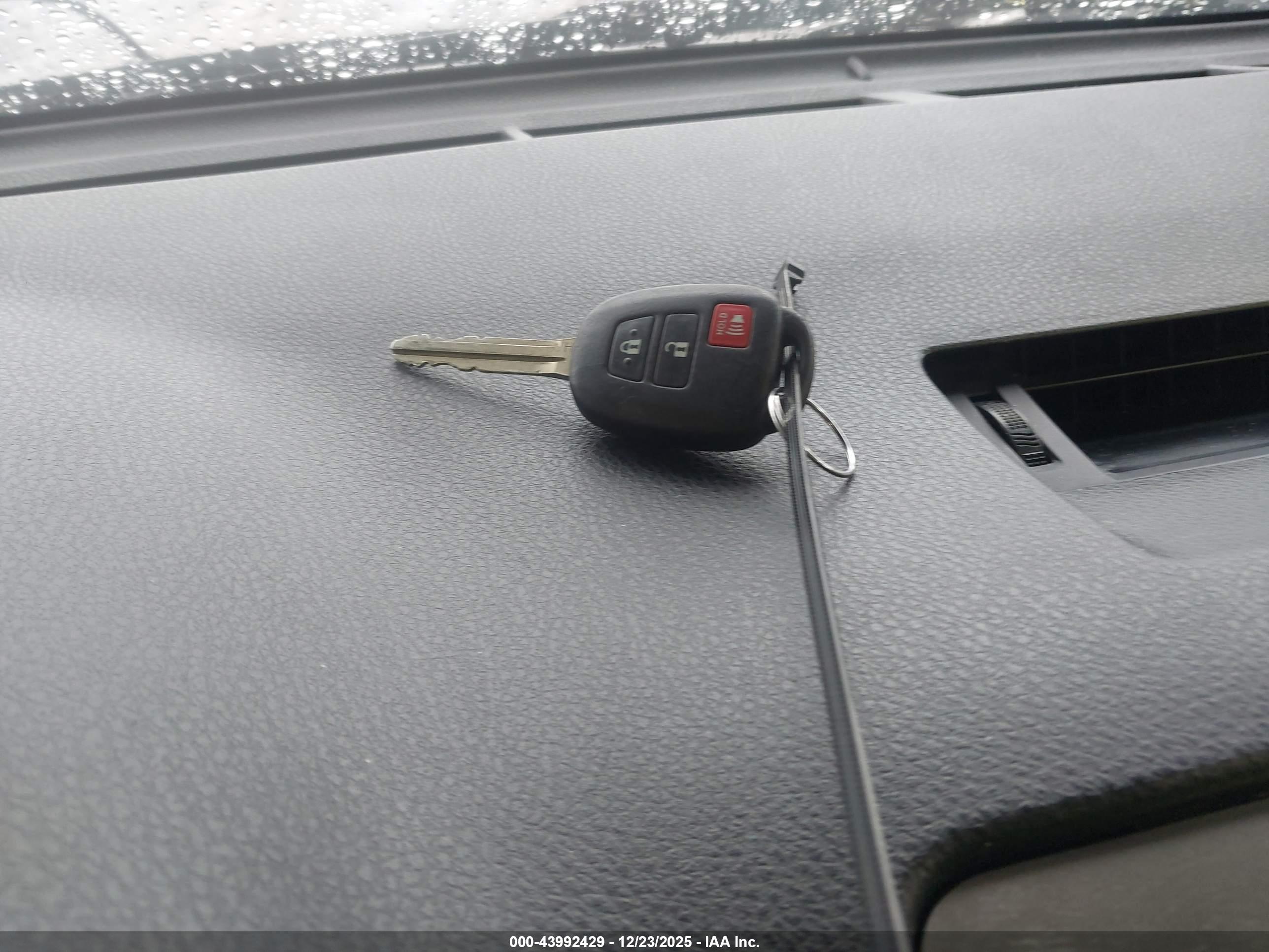 TOYOTA RAV4 image 11