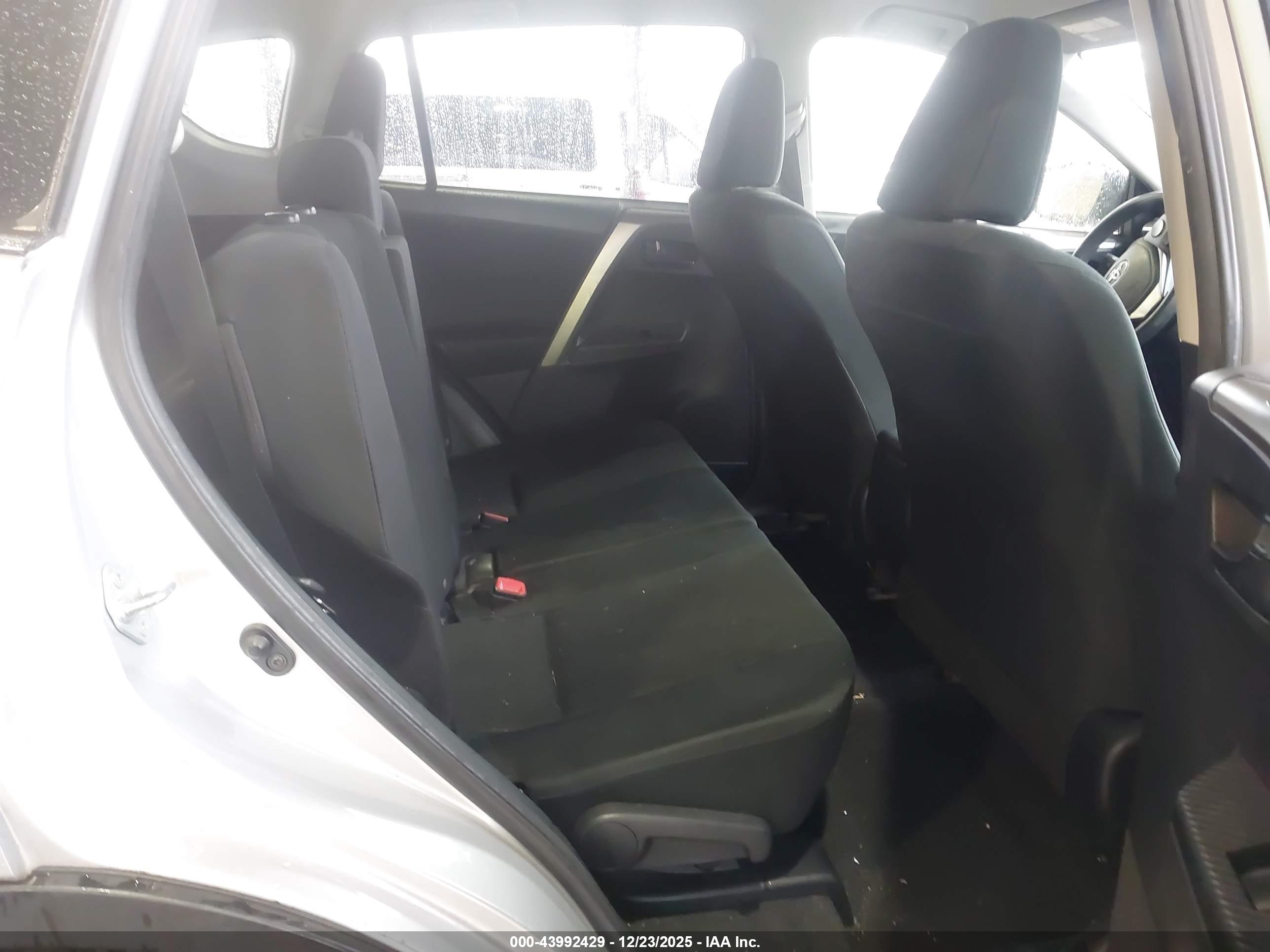 TOYOTA RAV4 image 8