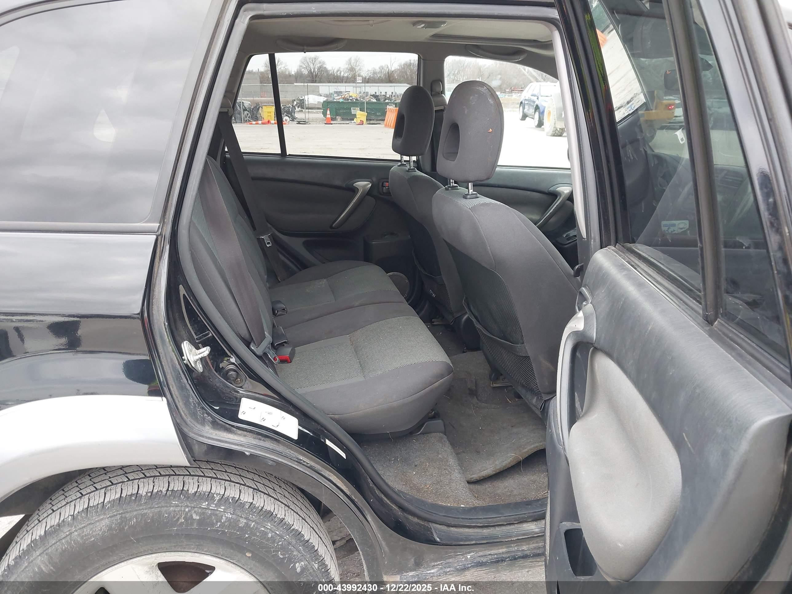 TOYOTA RAV4 image 8