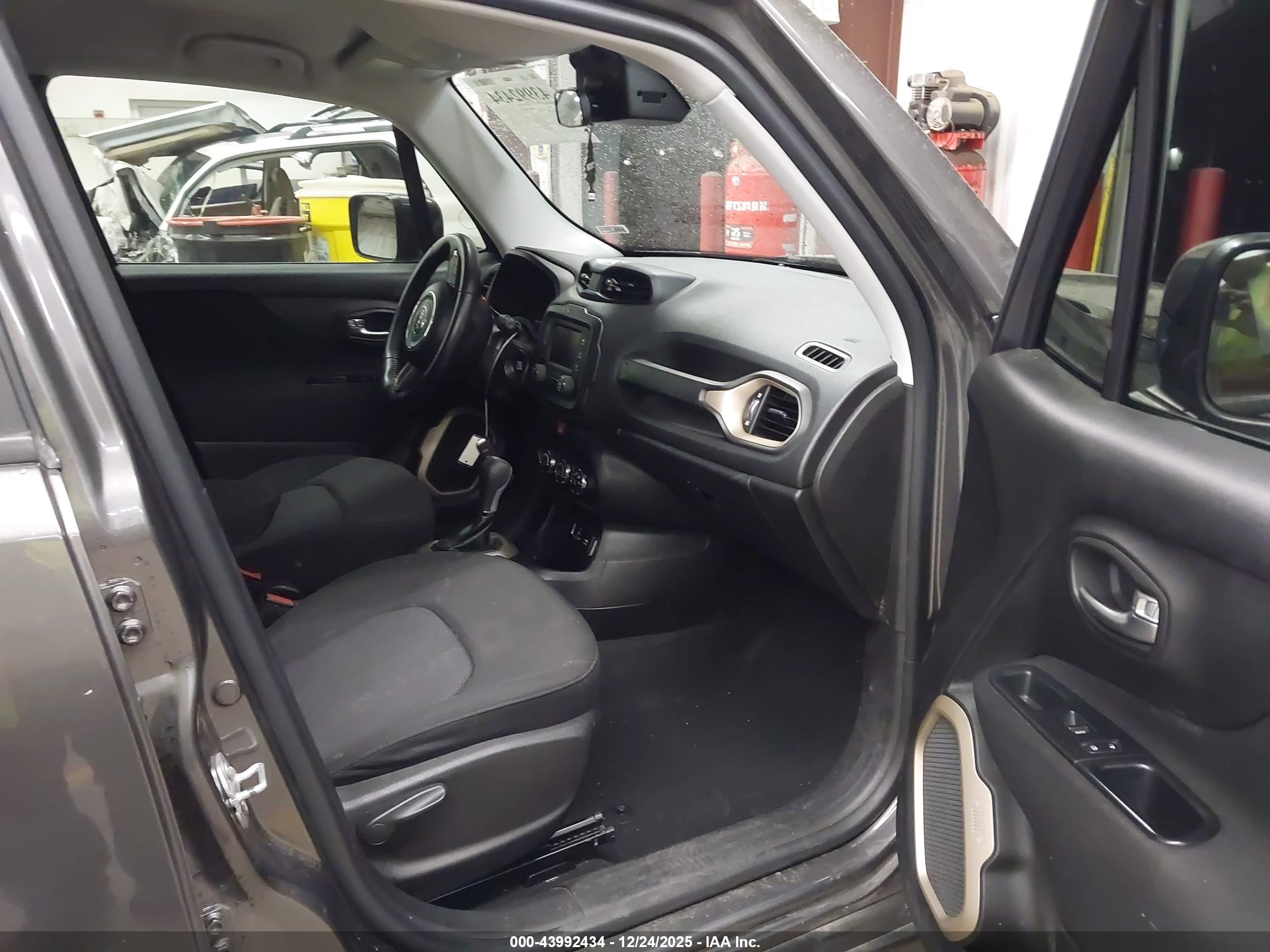 JEEP RENEGADE image 5