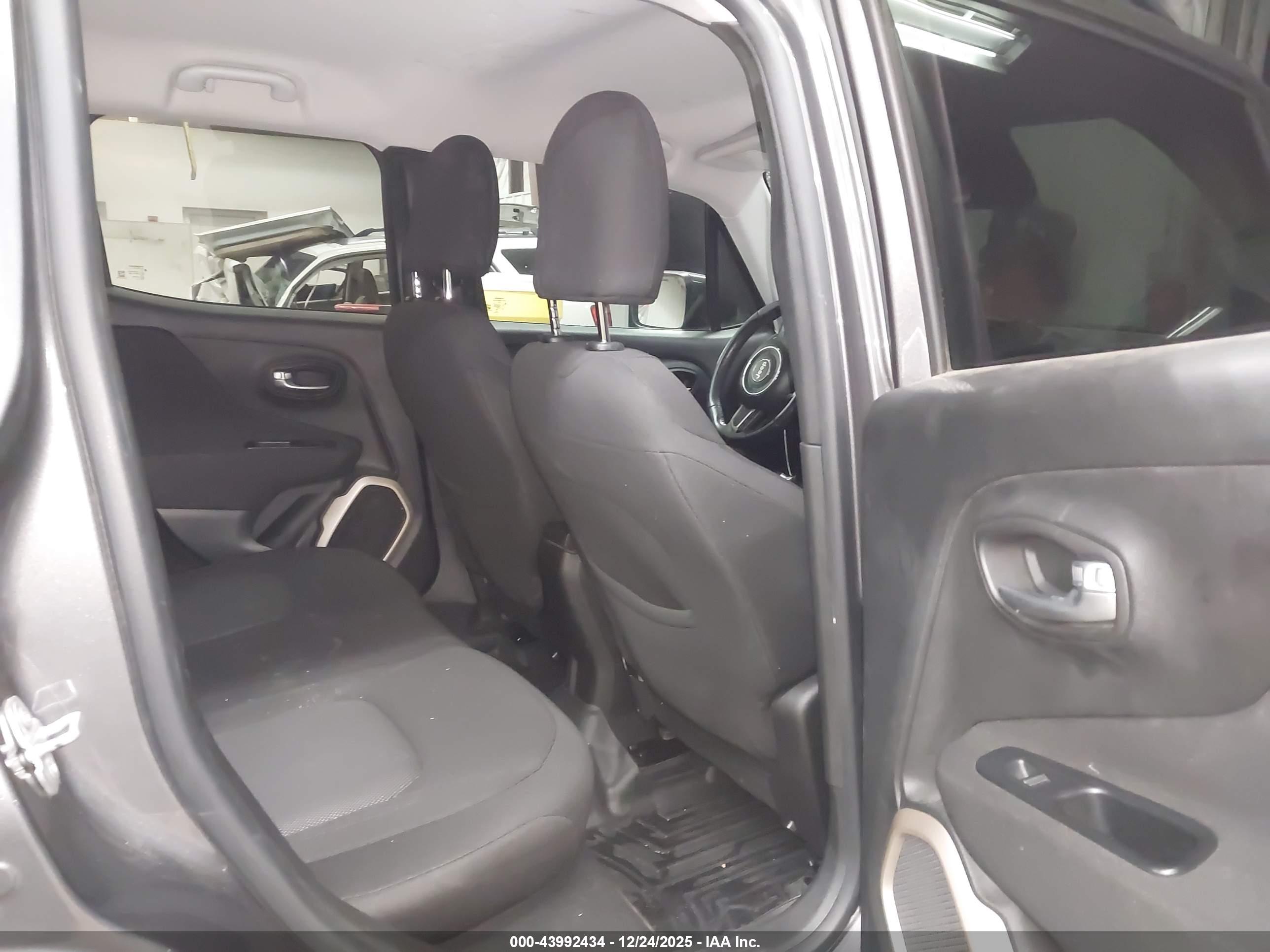 JEEP RENEGADE image 8