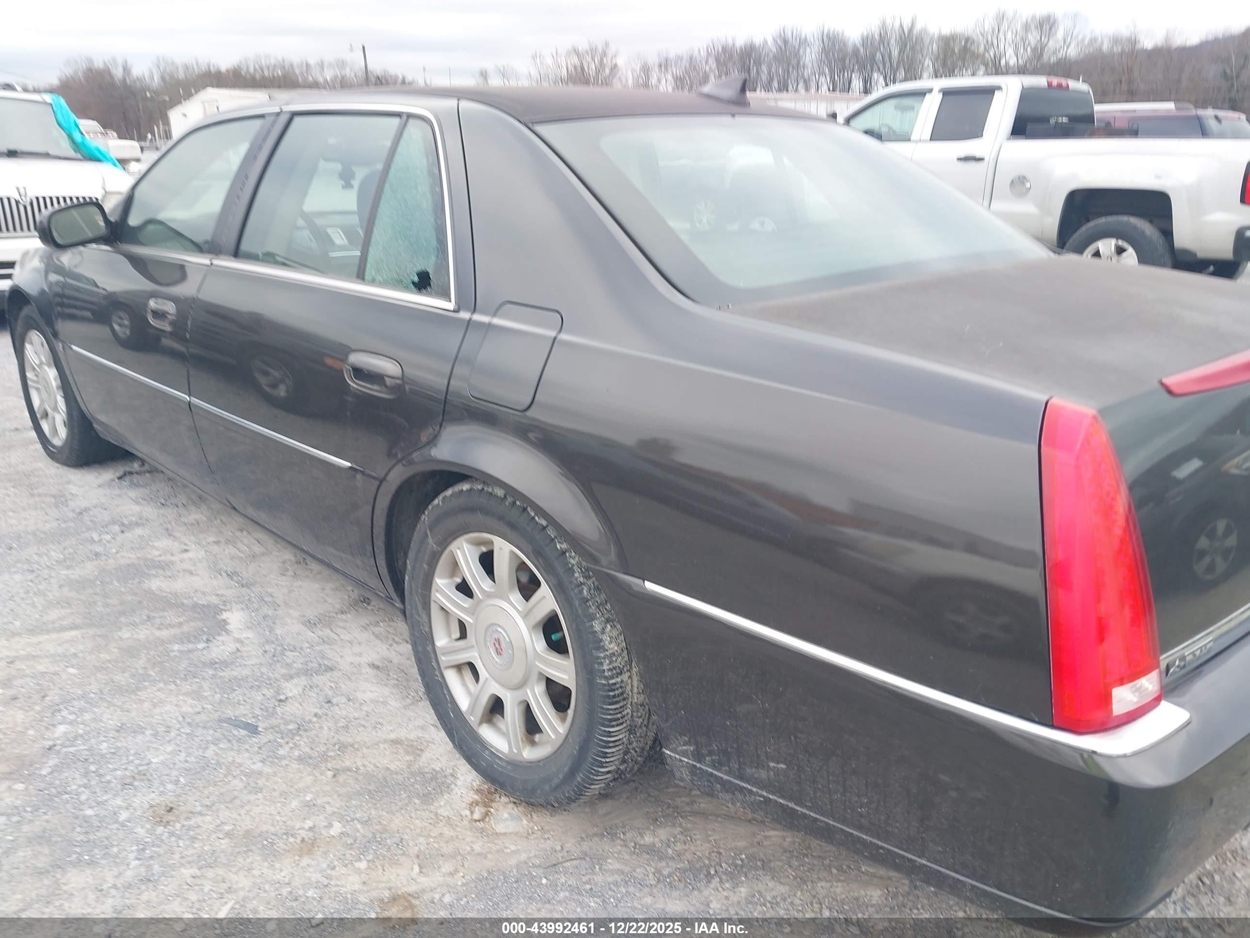 CADILLAC DTS image 3