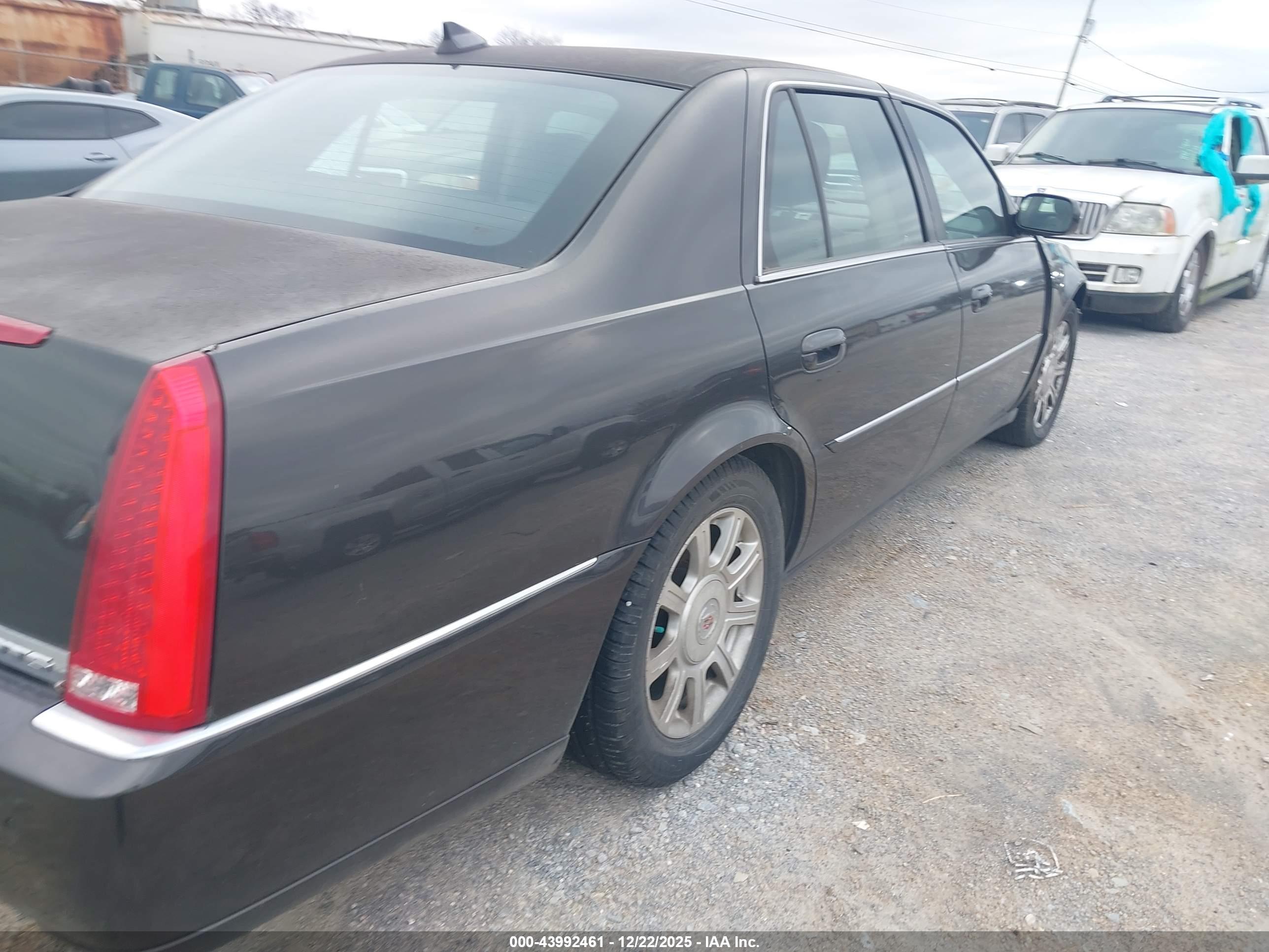 CADILLAC DTS image 4