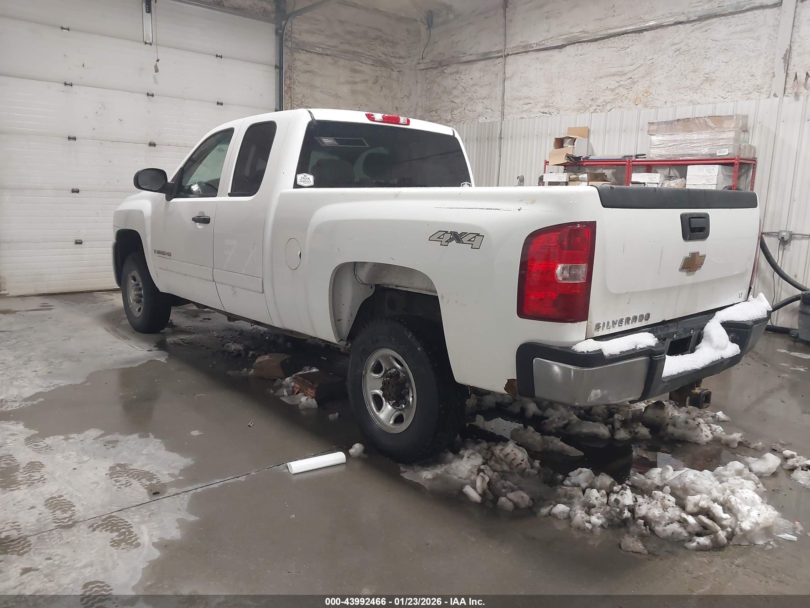 CHEVROLET SILVERADO image 3