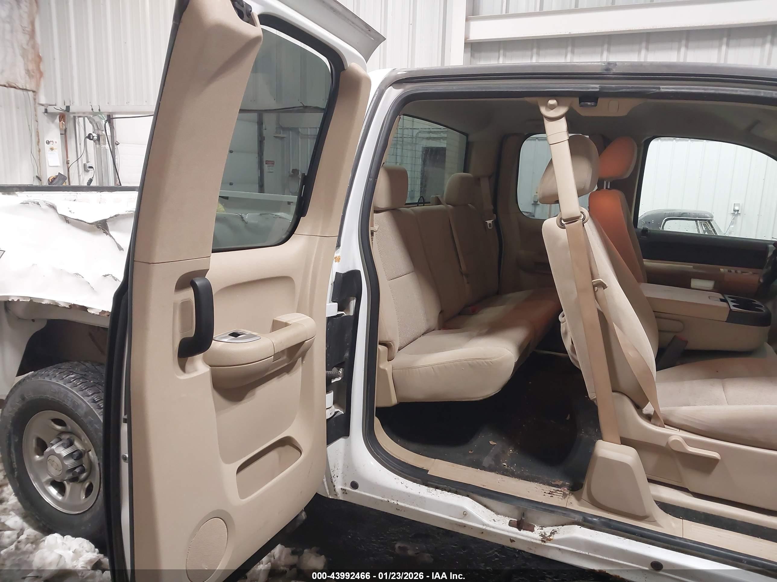 CHEVROLET SILVERADO image 8
