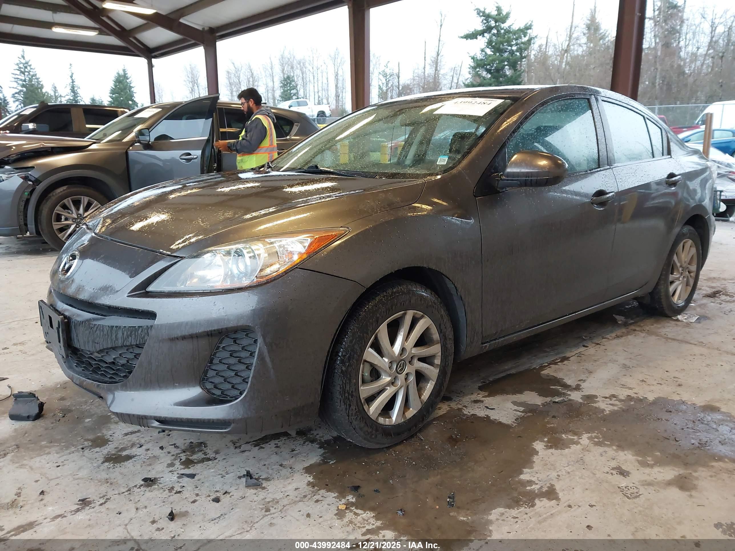 MAZDA MAZDA3 image 2