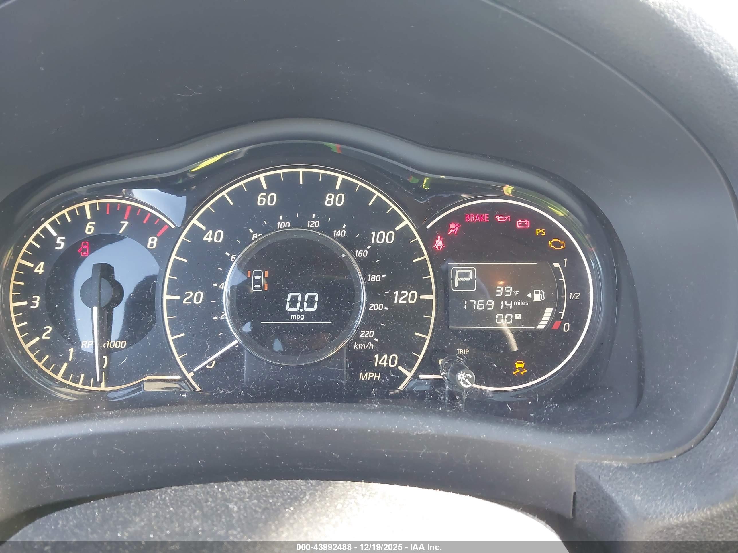 NISSAN VERSA image 7