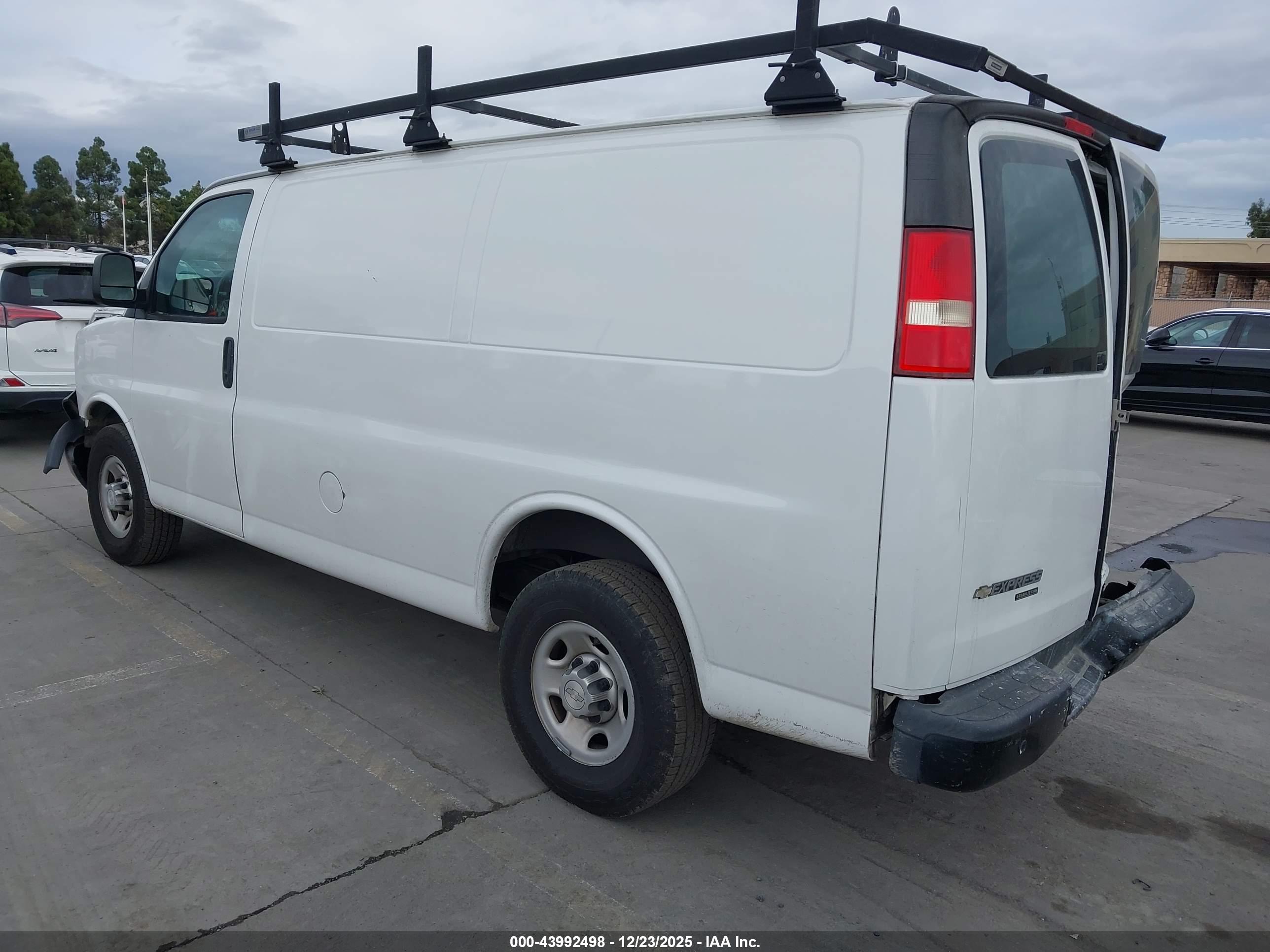 CHEVROLET EXPRESS image 3