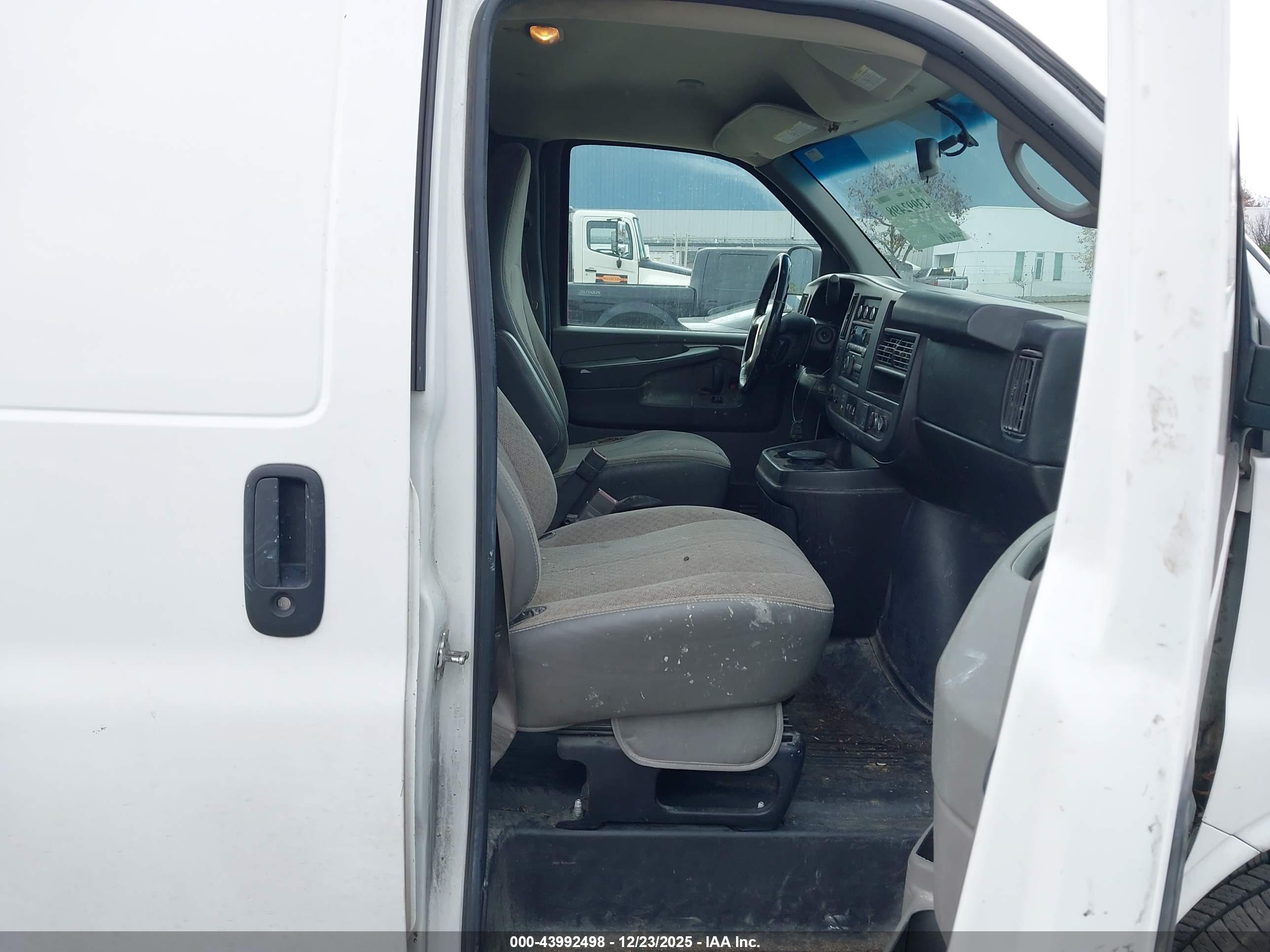 CHEVROLET EXPRESS image 5