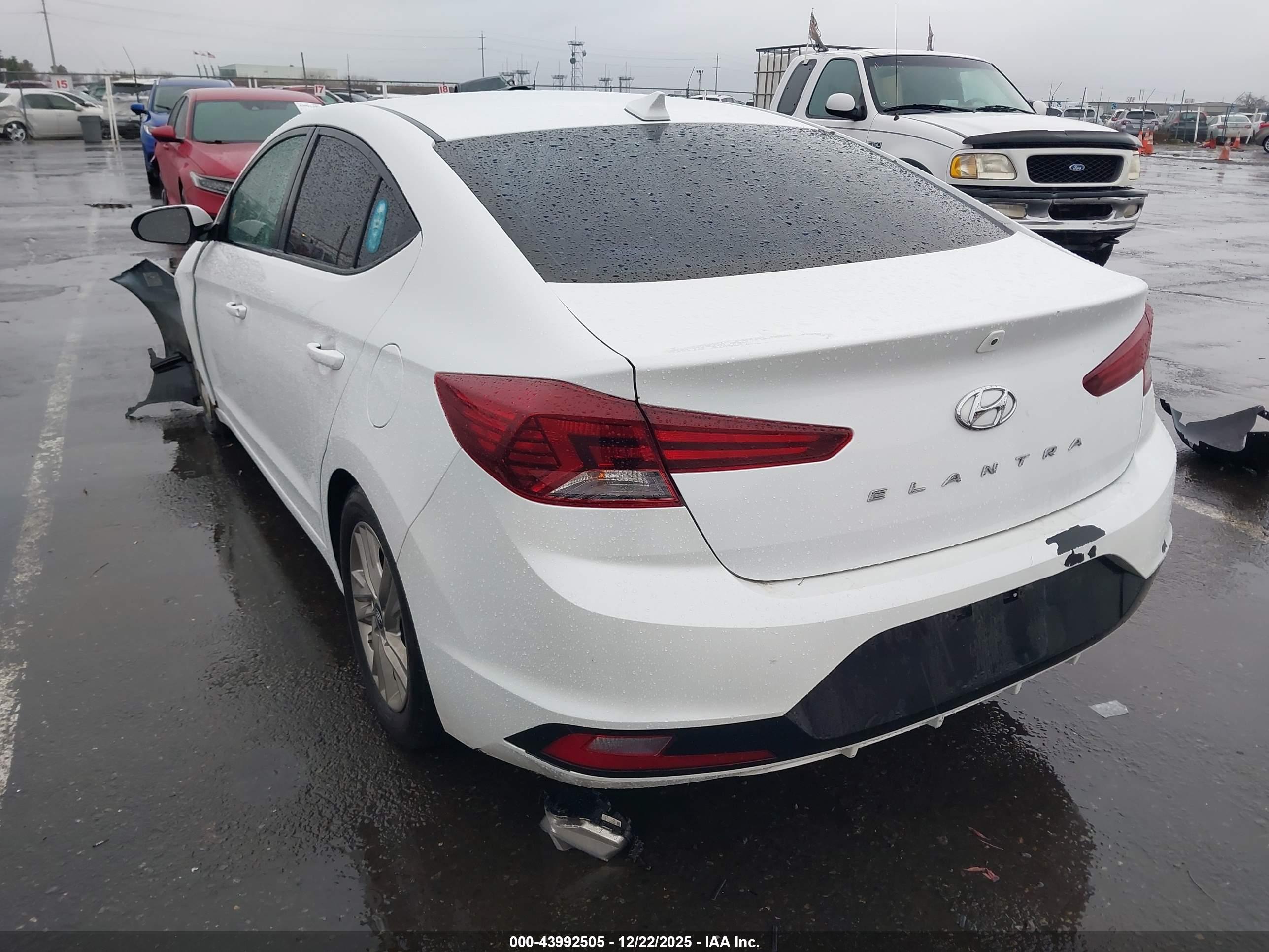 HYUNDAI ELANTRA image 3