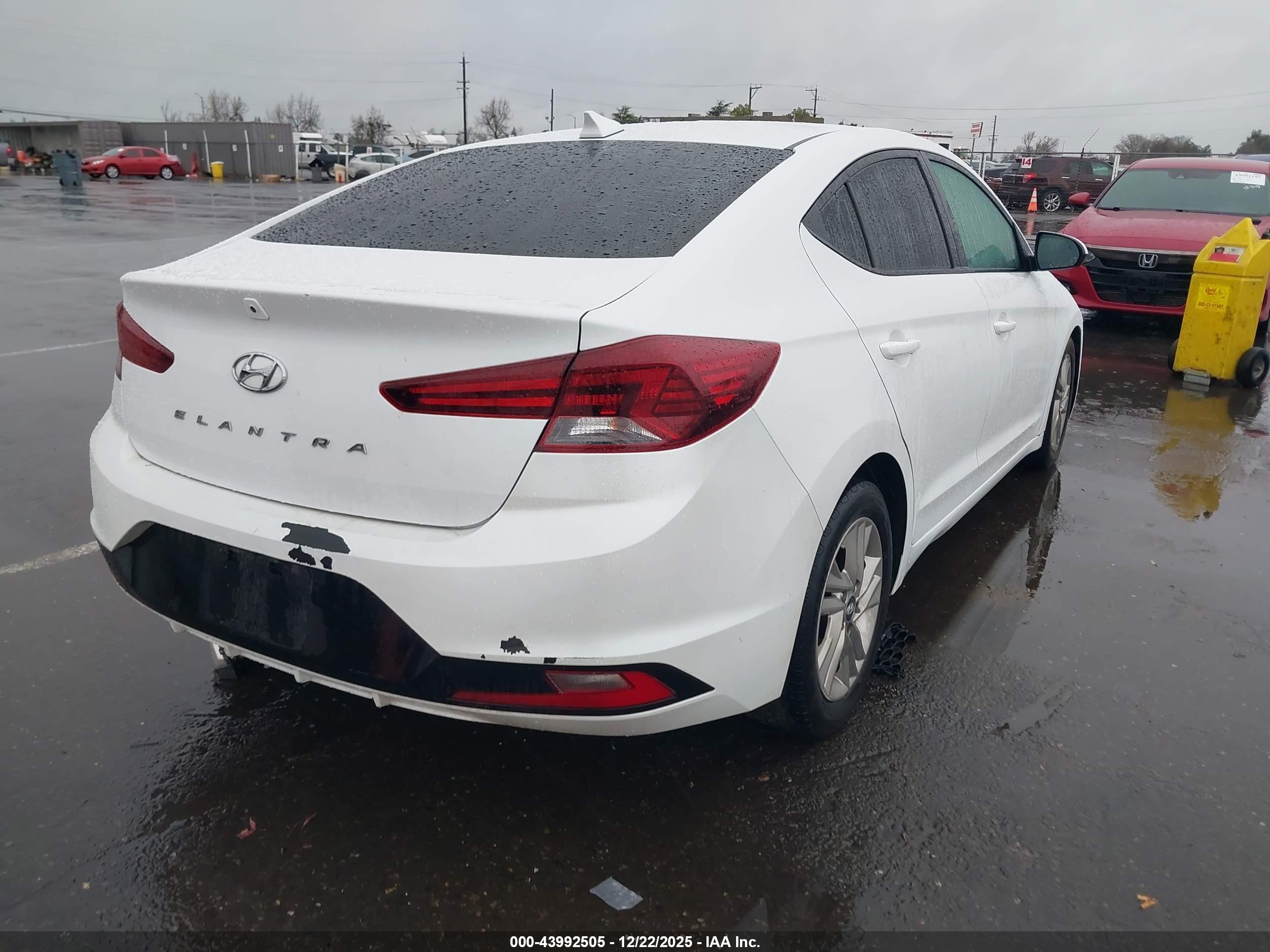 HYUNDAI ELANTRA image 4
