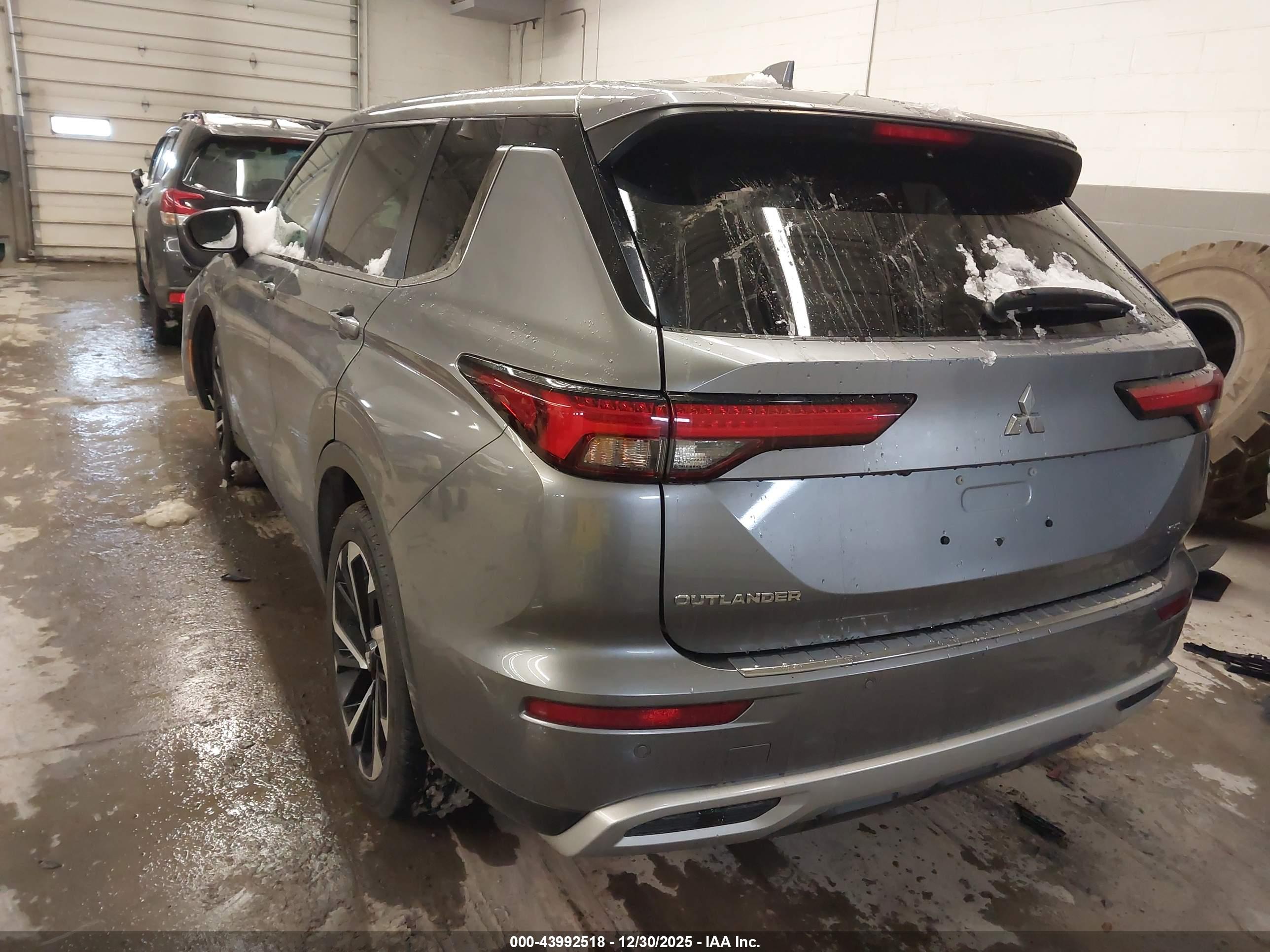 MITSUBISHI OUTLANDER image 3