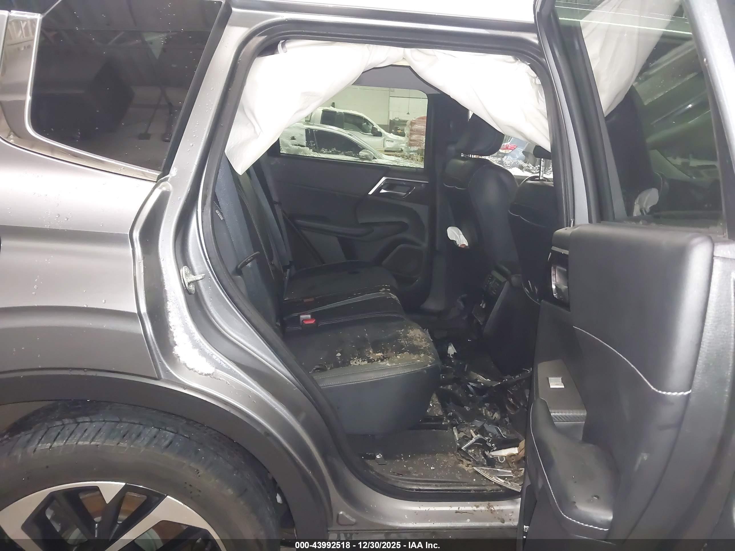 MITSUBISHI OUTLANDER image 8
