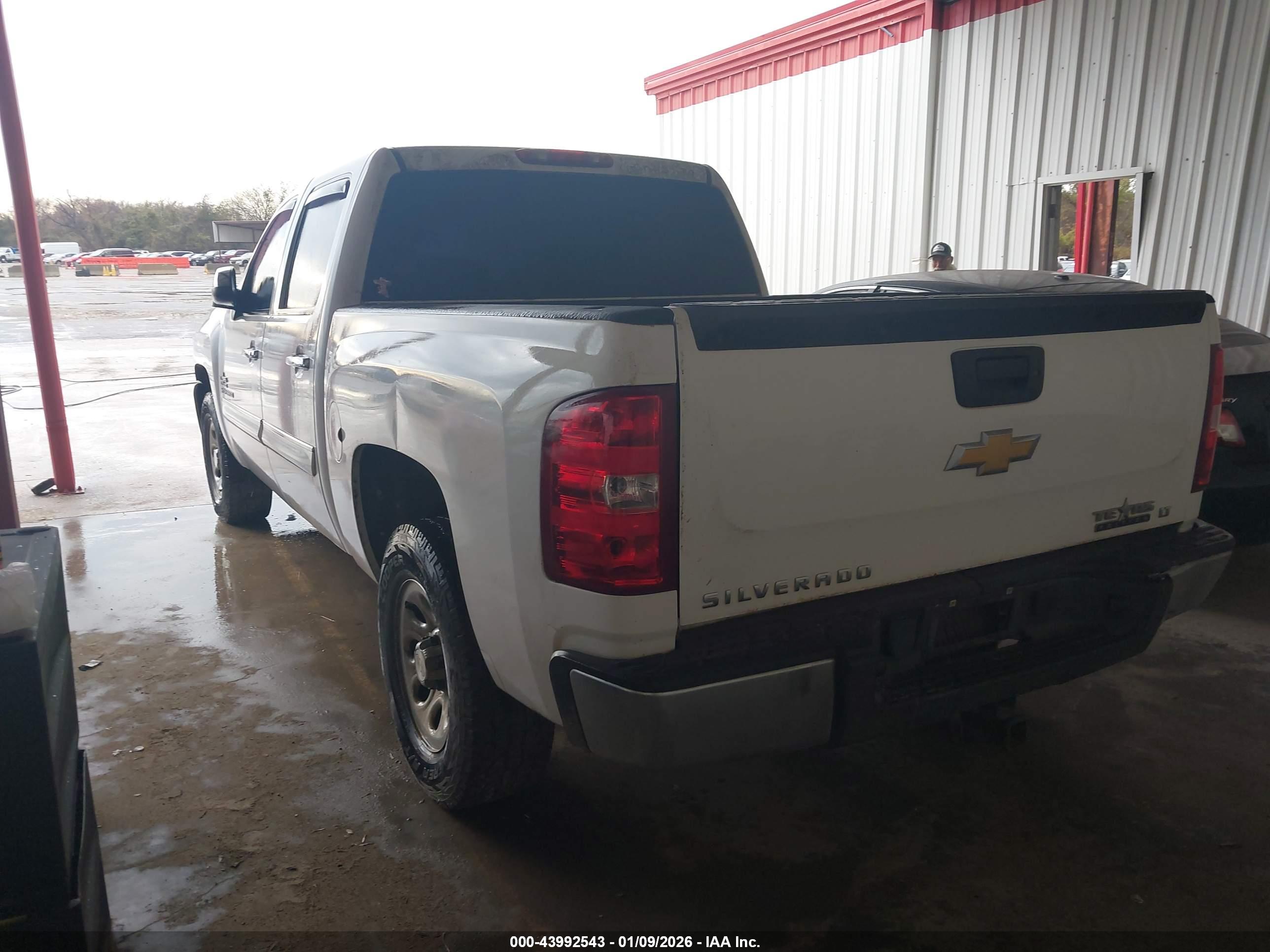 CHEVROLET SILVERADO image 3