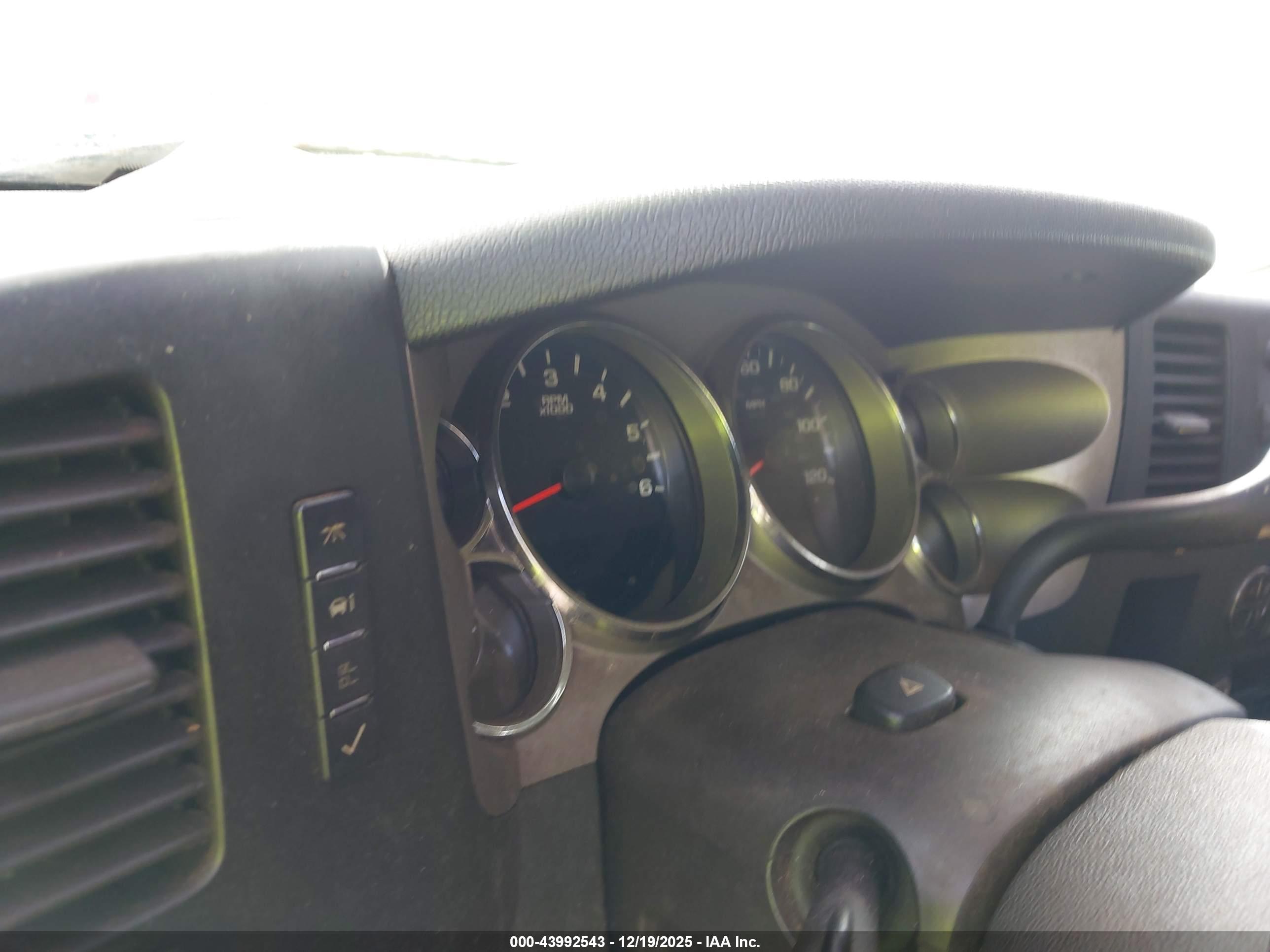 CHEVROLET SILVERADO image 7