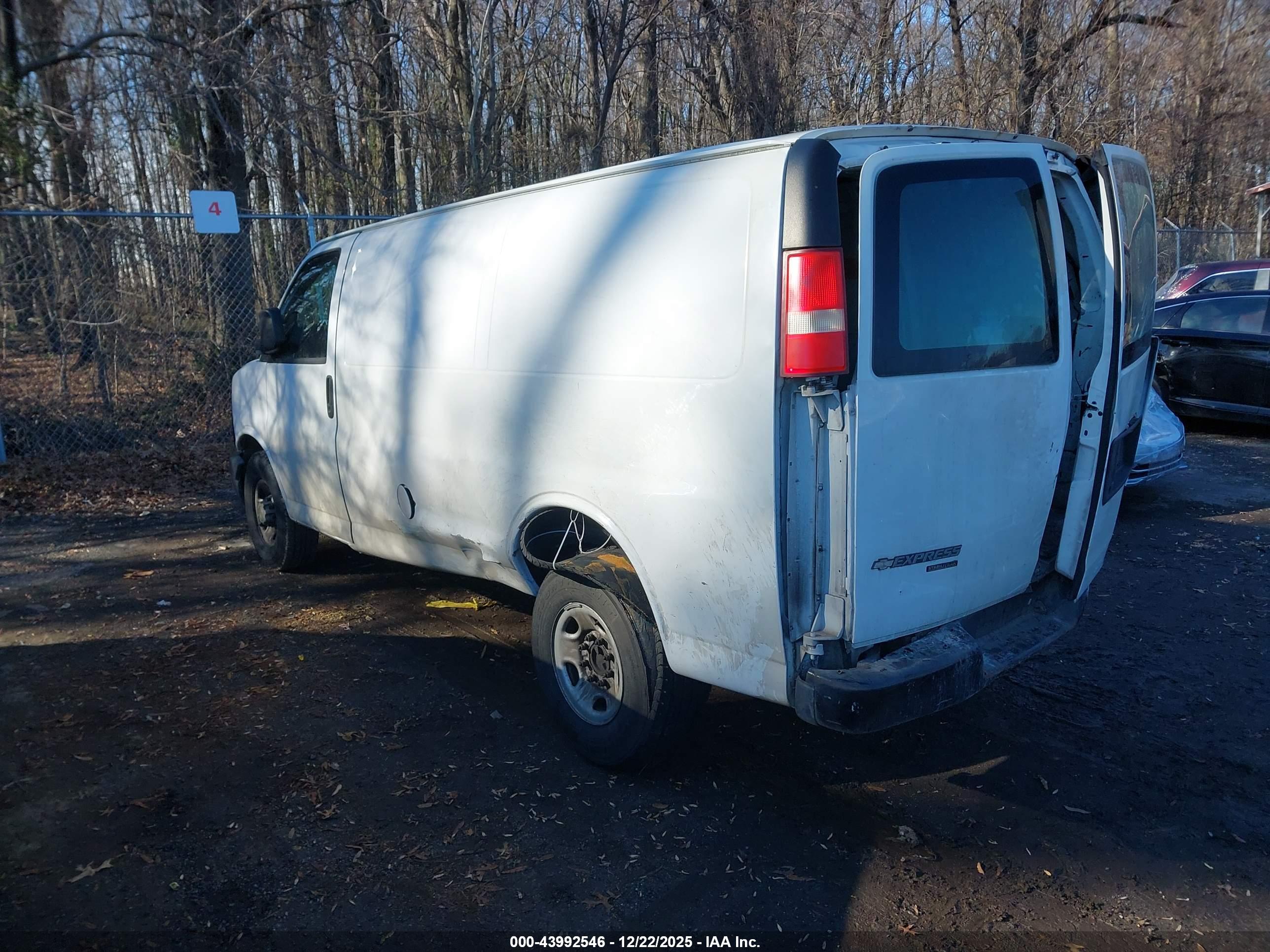 CHEVROLET EXPRESS image 3