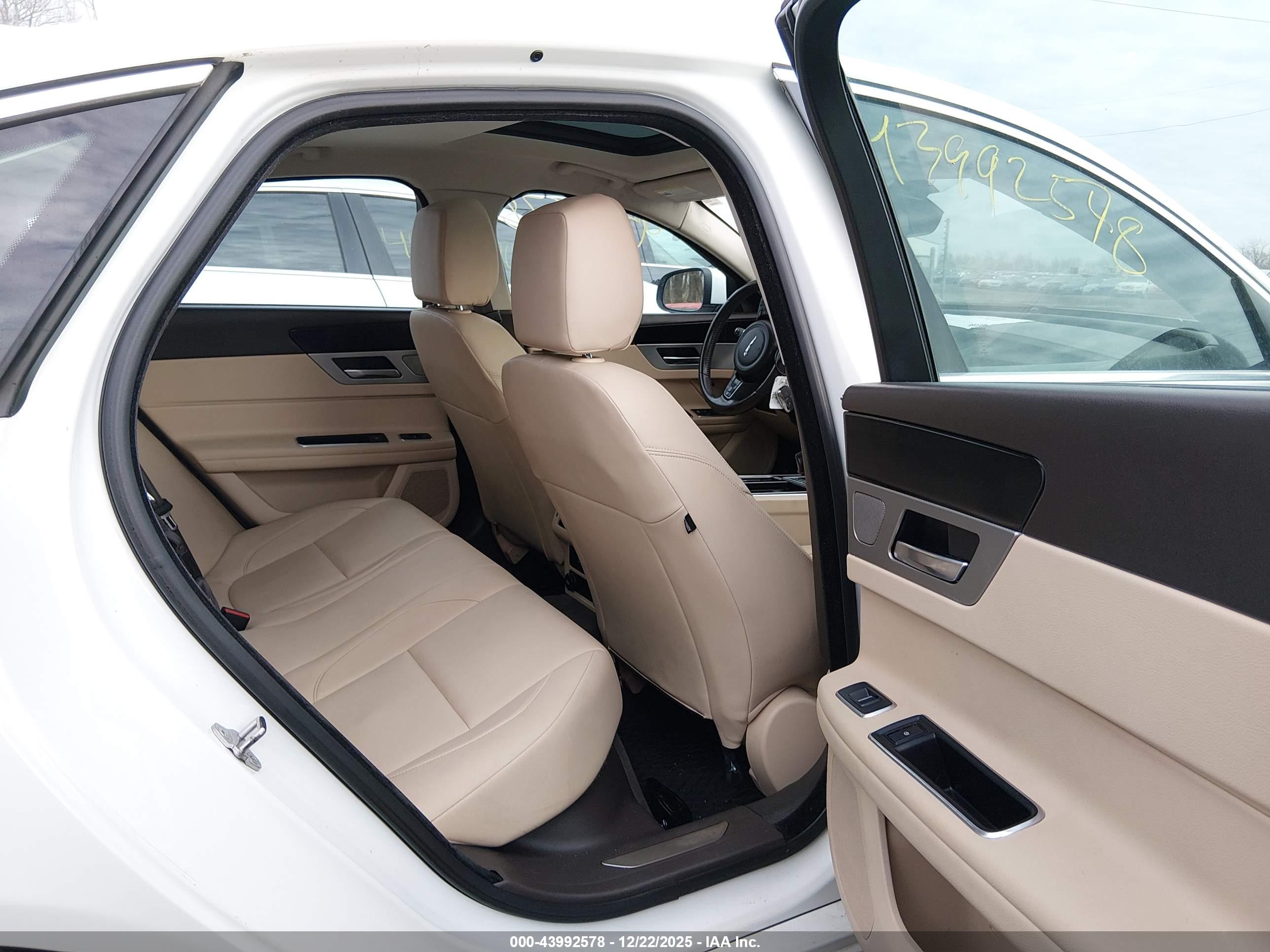 JAGUAR XF image 8