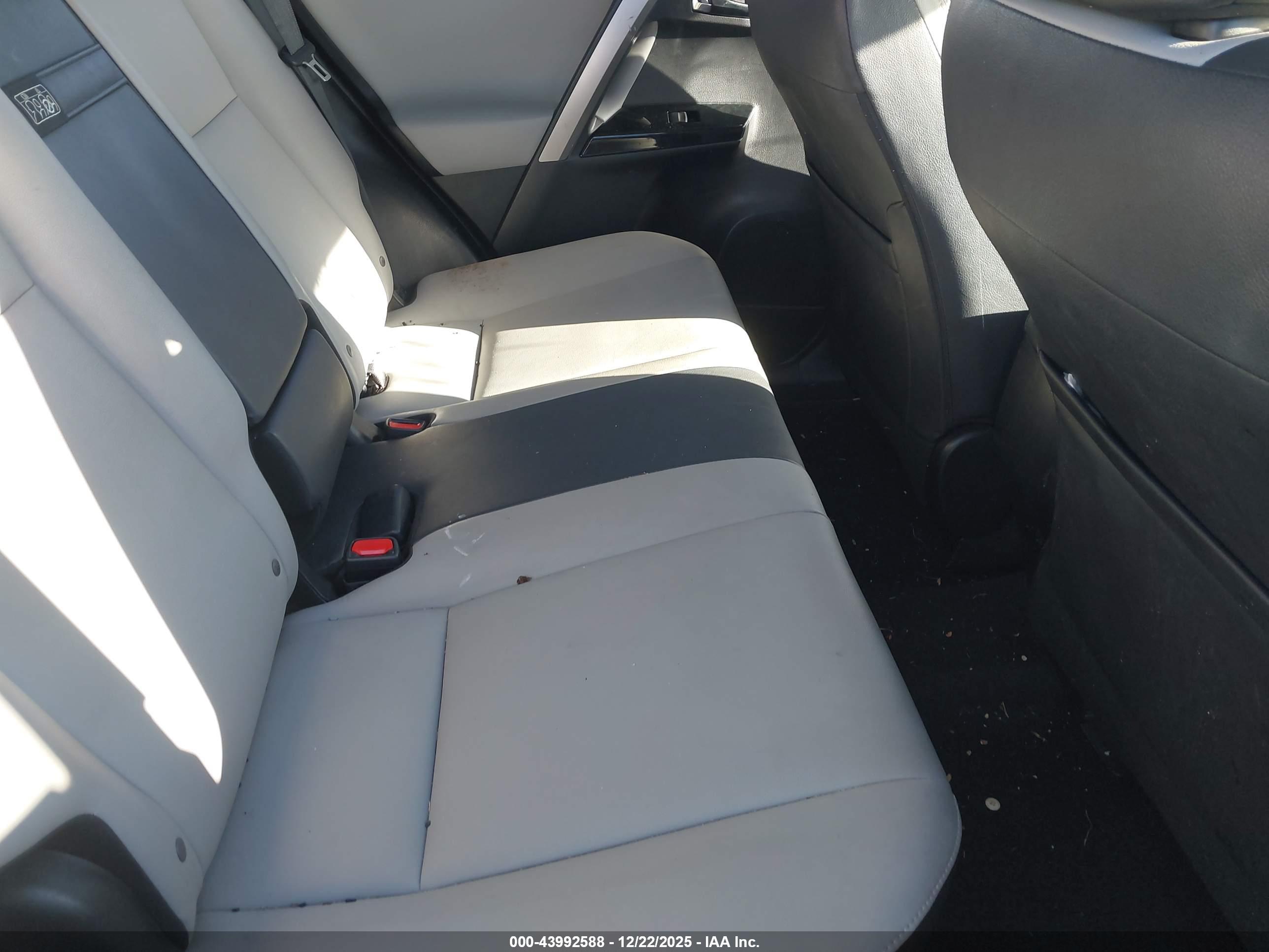 TOYOTA RAV4 image 8