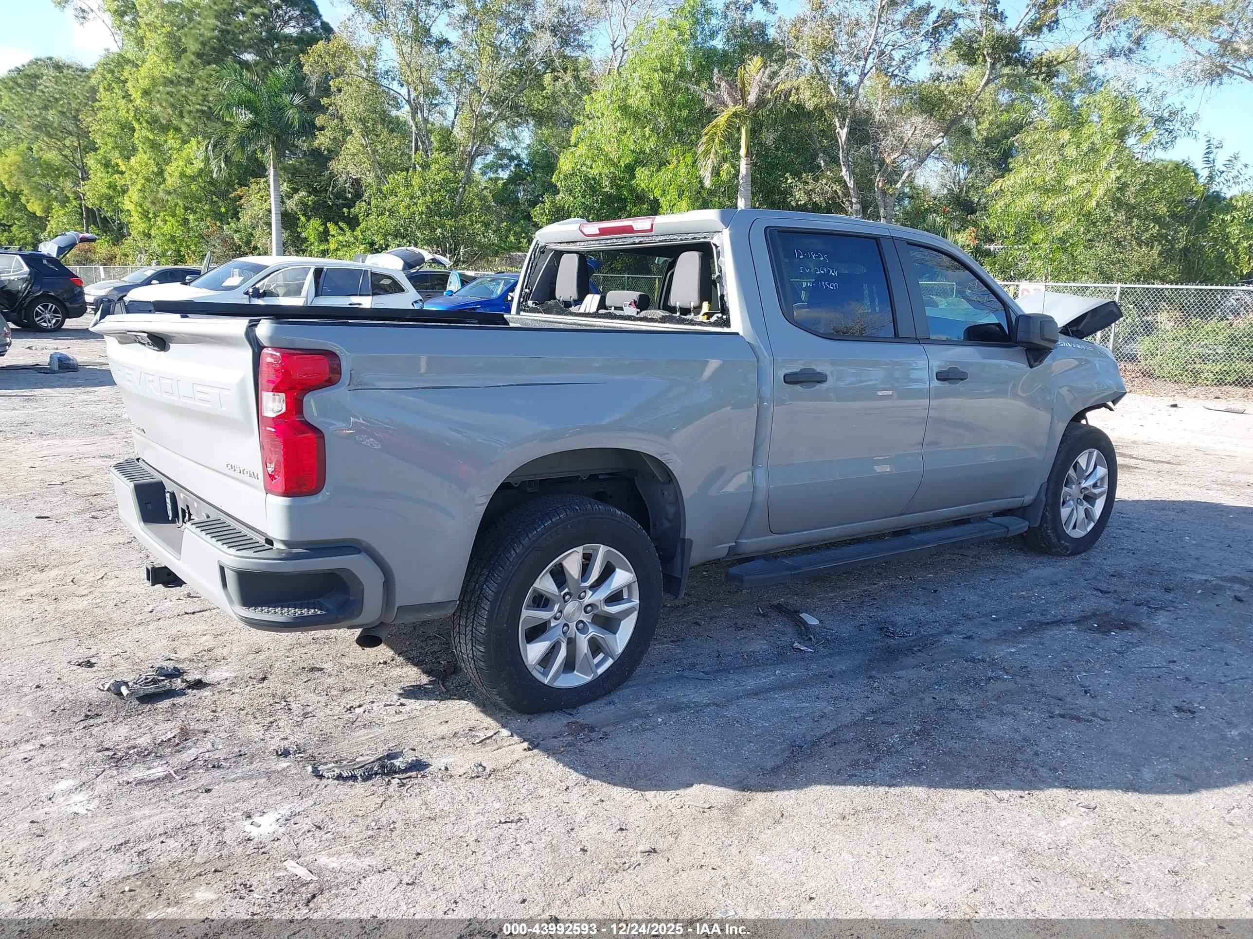 CHEVROLET SILVERADO image 4