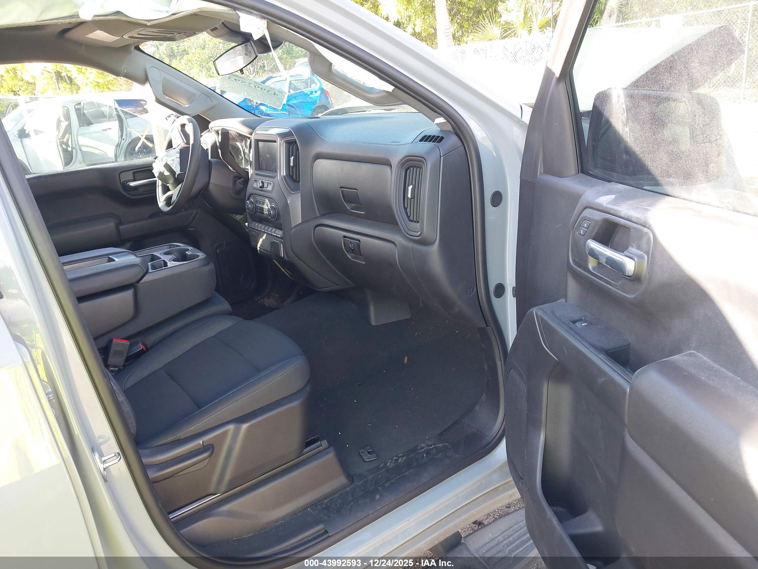 CHEVROLET SILVERADO image 5