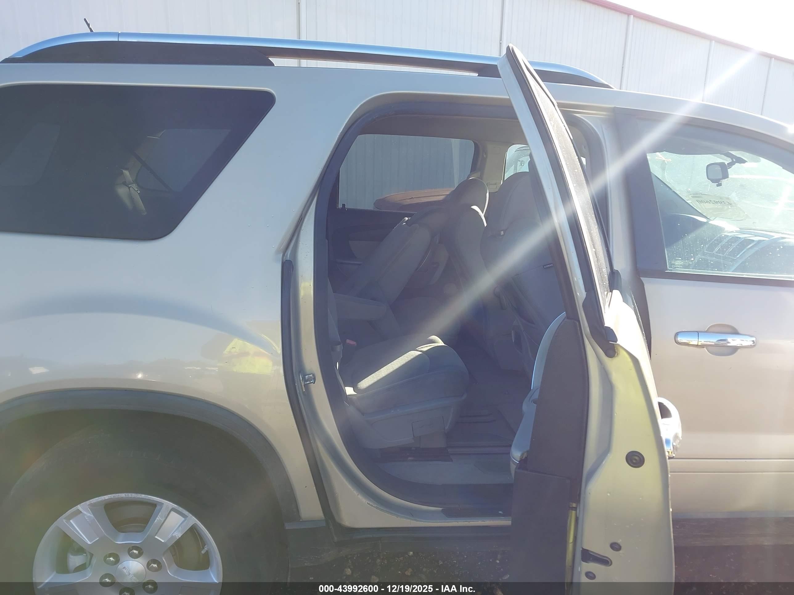 GMC ACADIA image 8