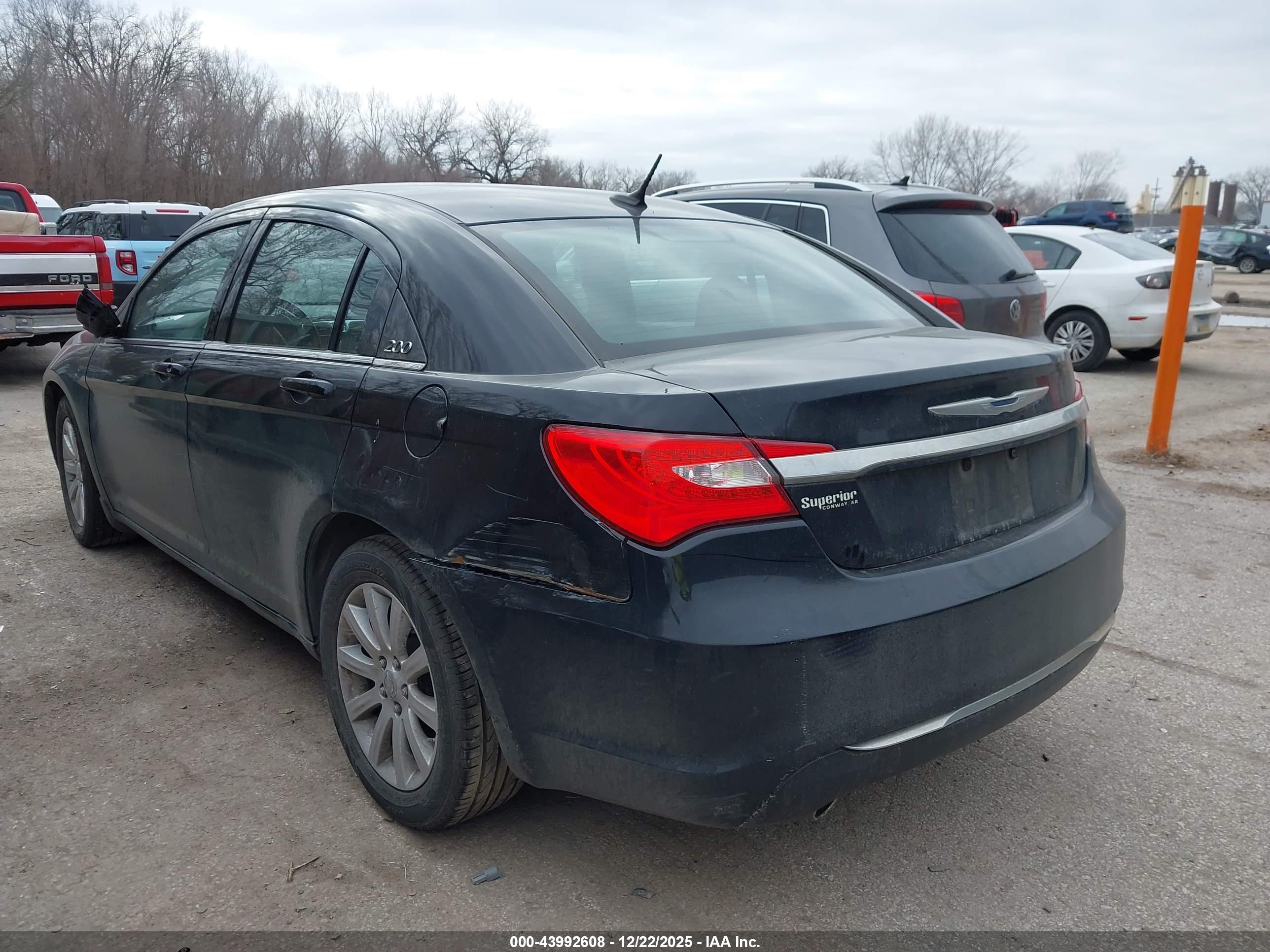CHRYSLER 200 image 3