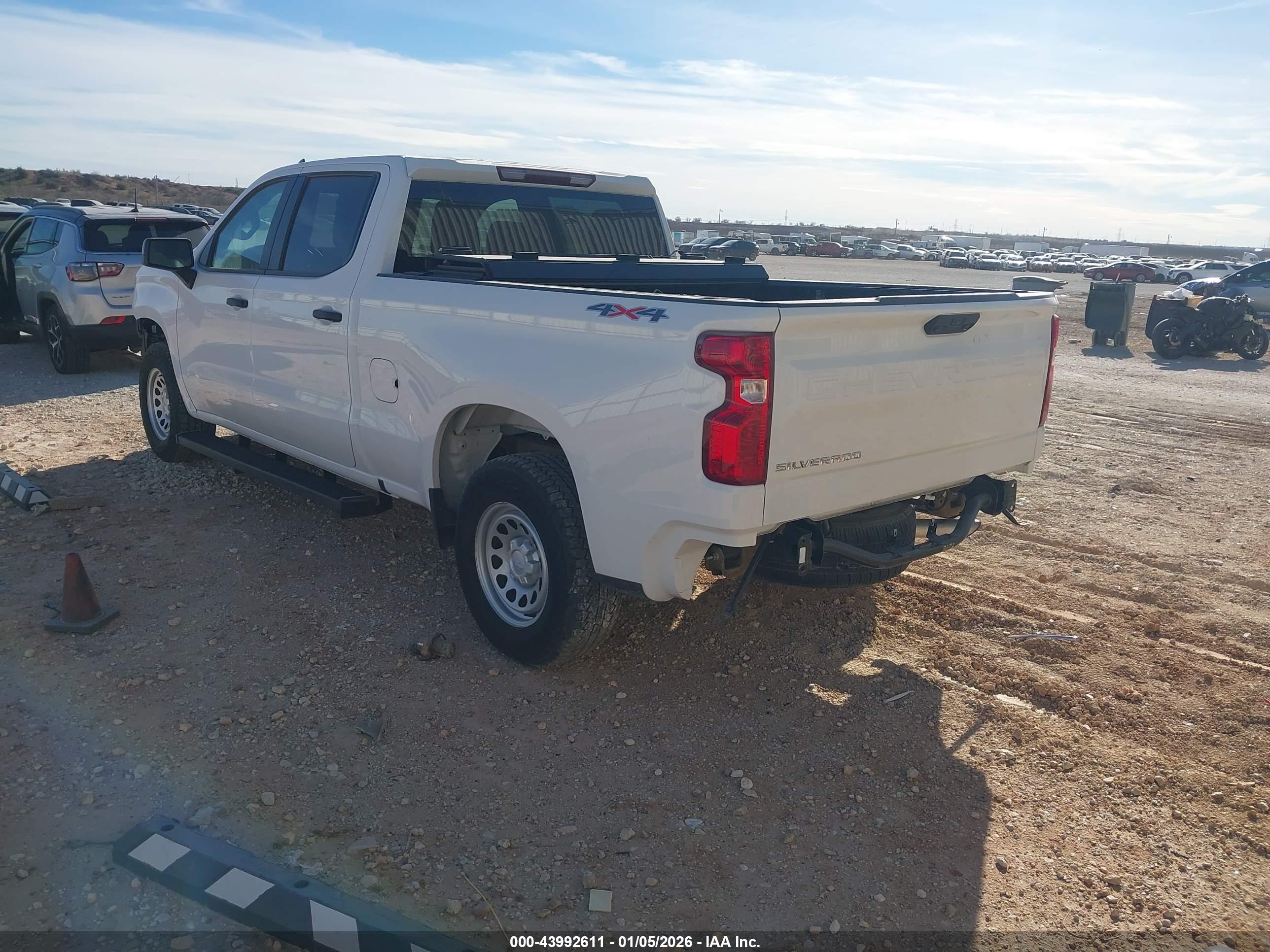 CHEVROLET SILVERADO image 3