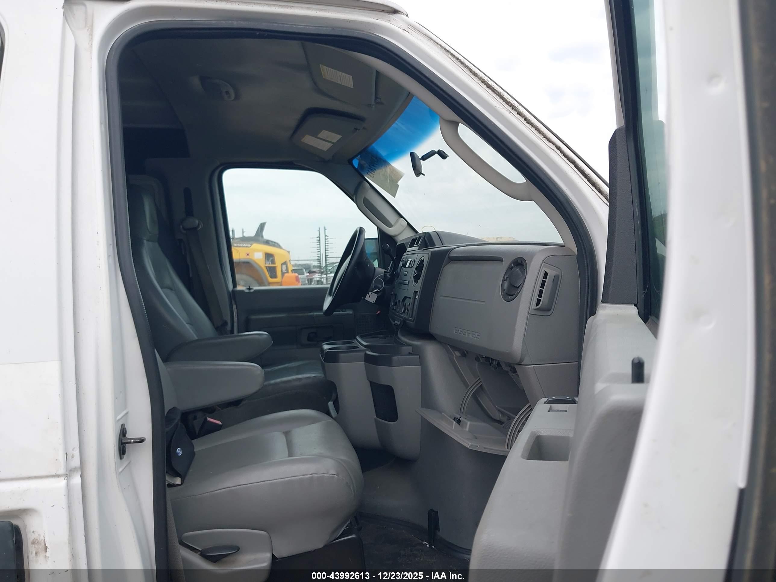 FORD E-150 image 5