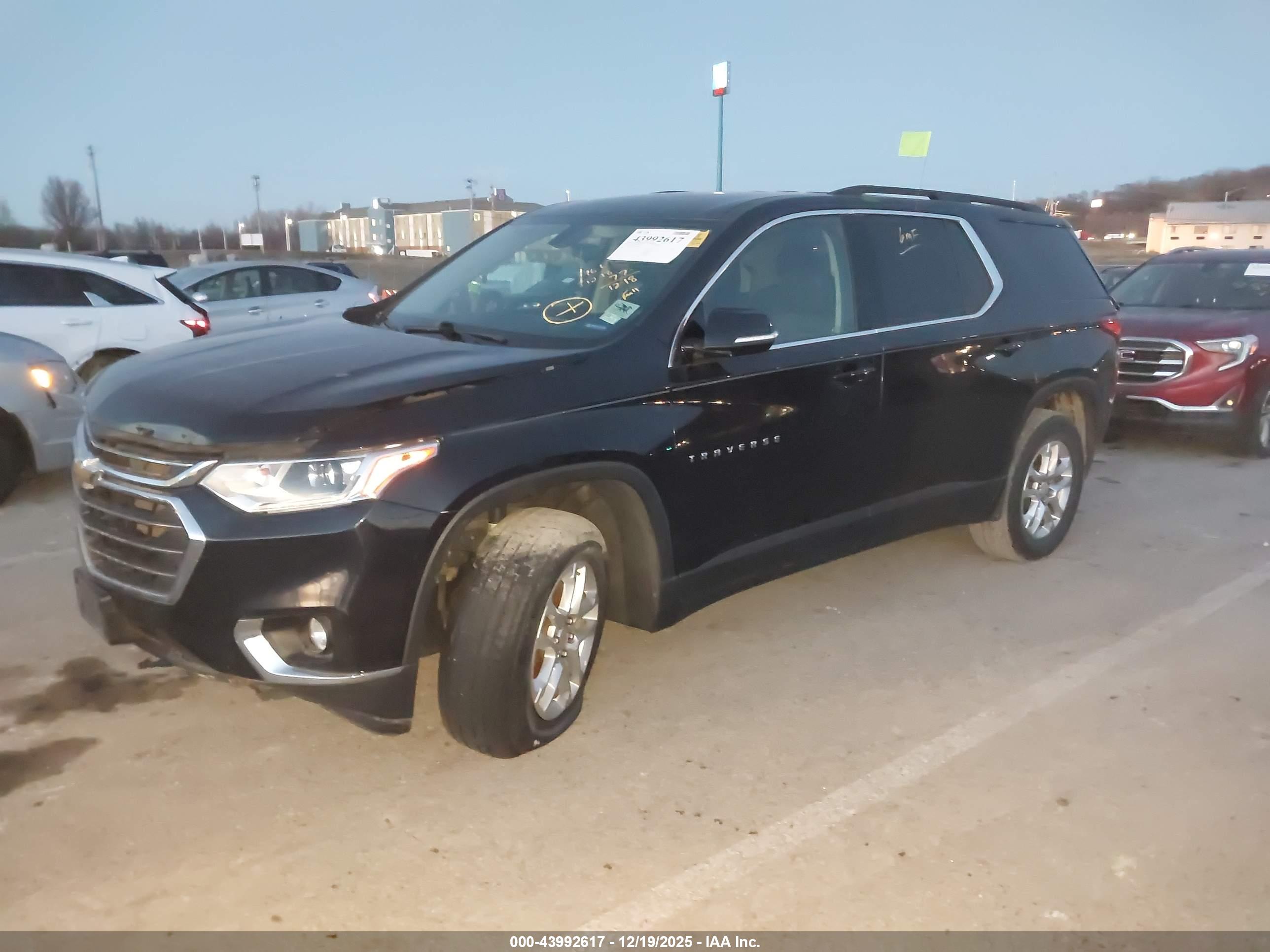 CHEVROLET TRAVERSE image 2