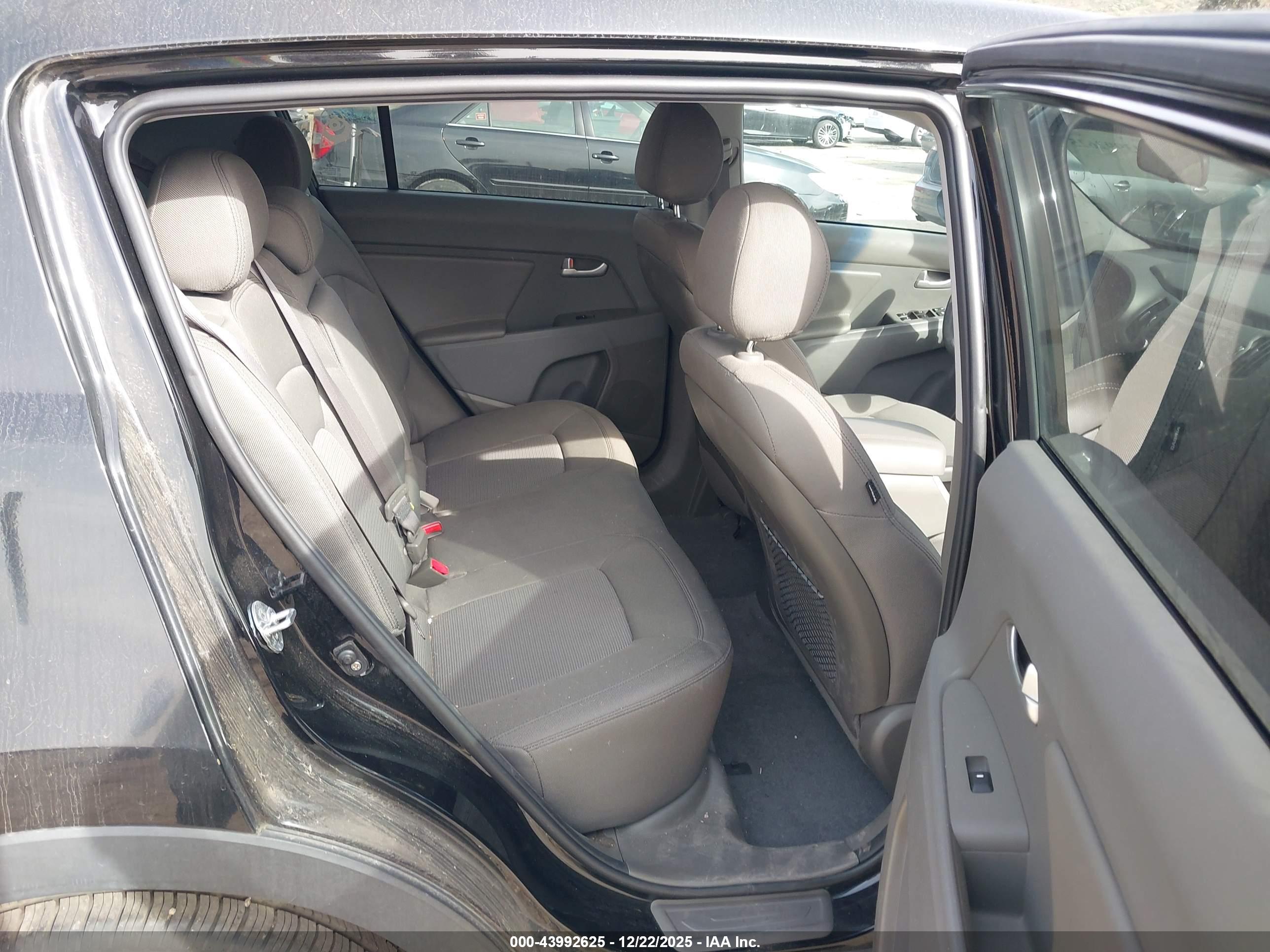 KIA SPORTAGE image 8