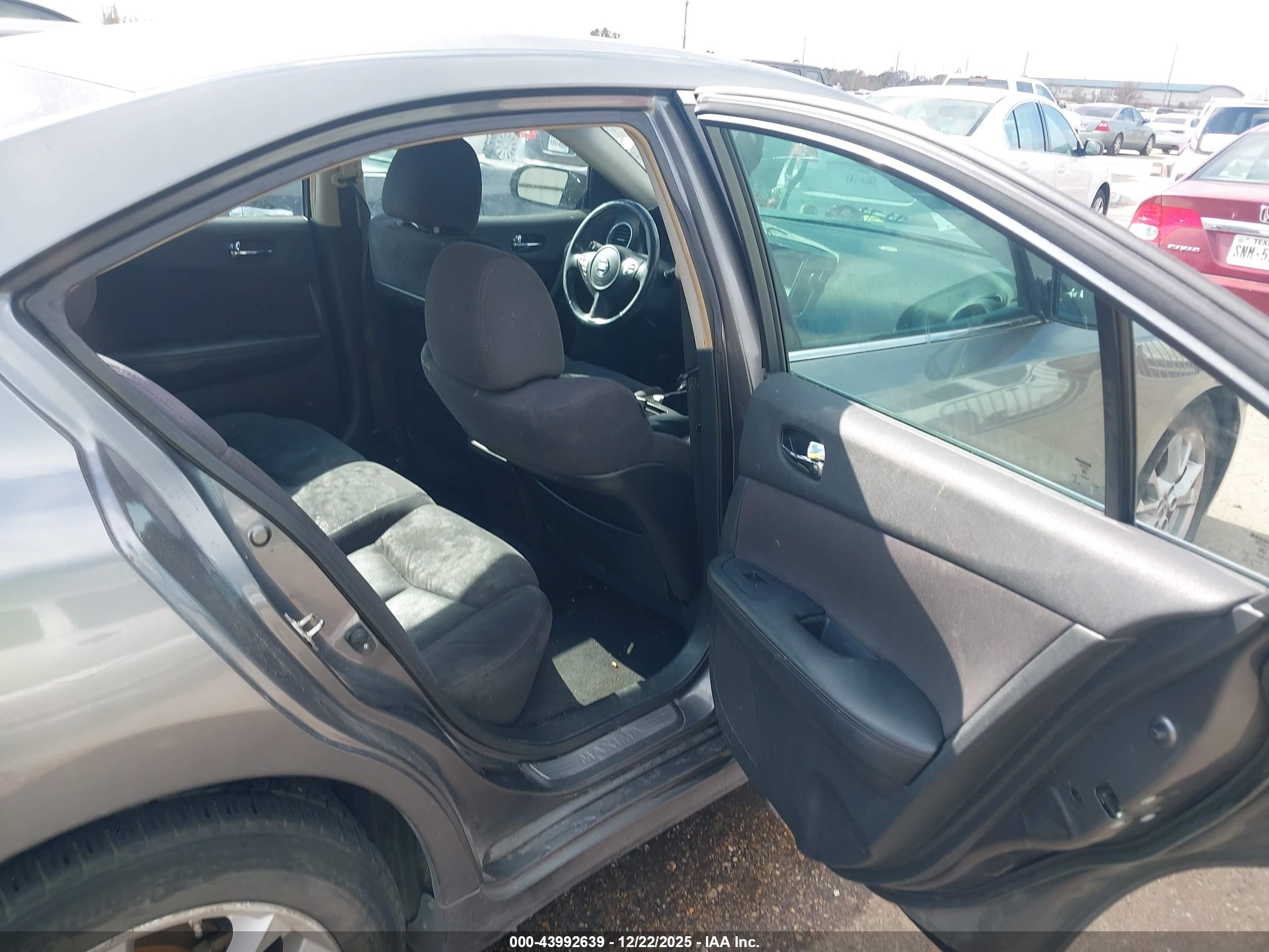 NISSAN MAXIMA image 8