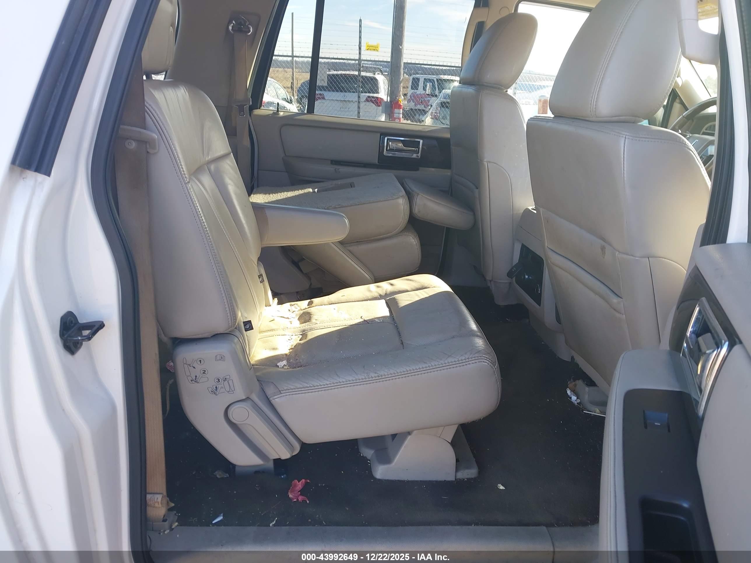 LINCOLN NAVIGATOR image 8