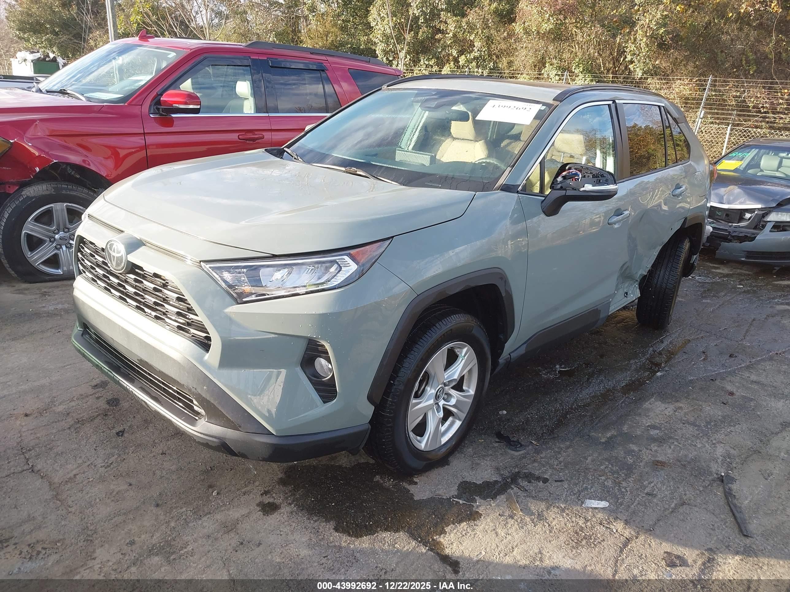 TOYOTA RAV4 image 2