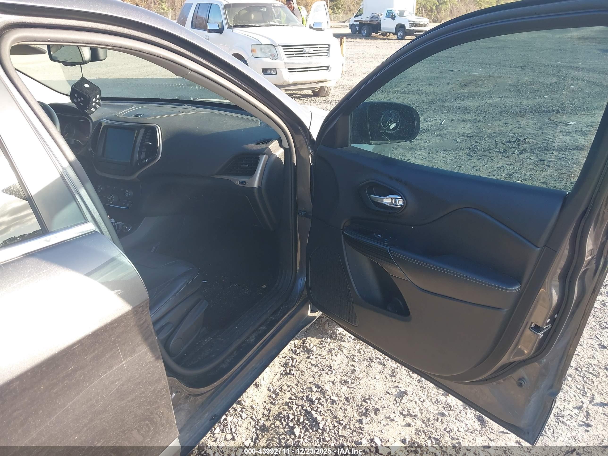 JEEP CHEROKEE image 5