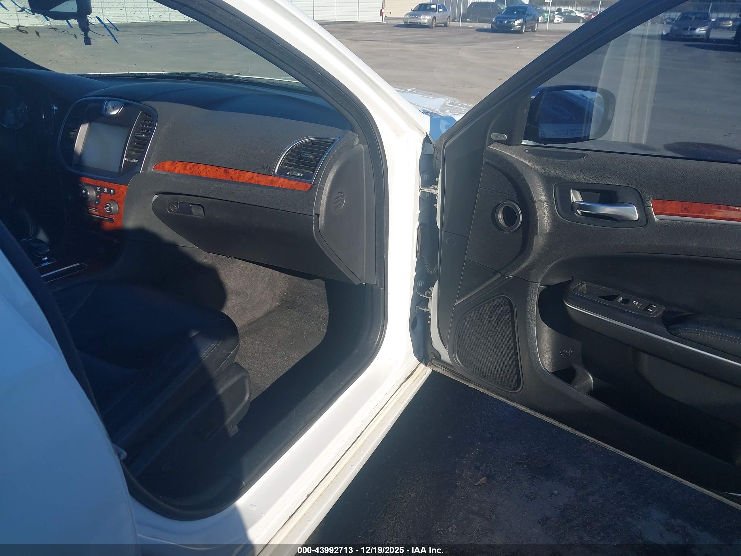 CHRYSLER 300 image 5