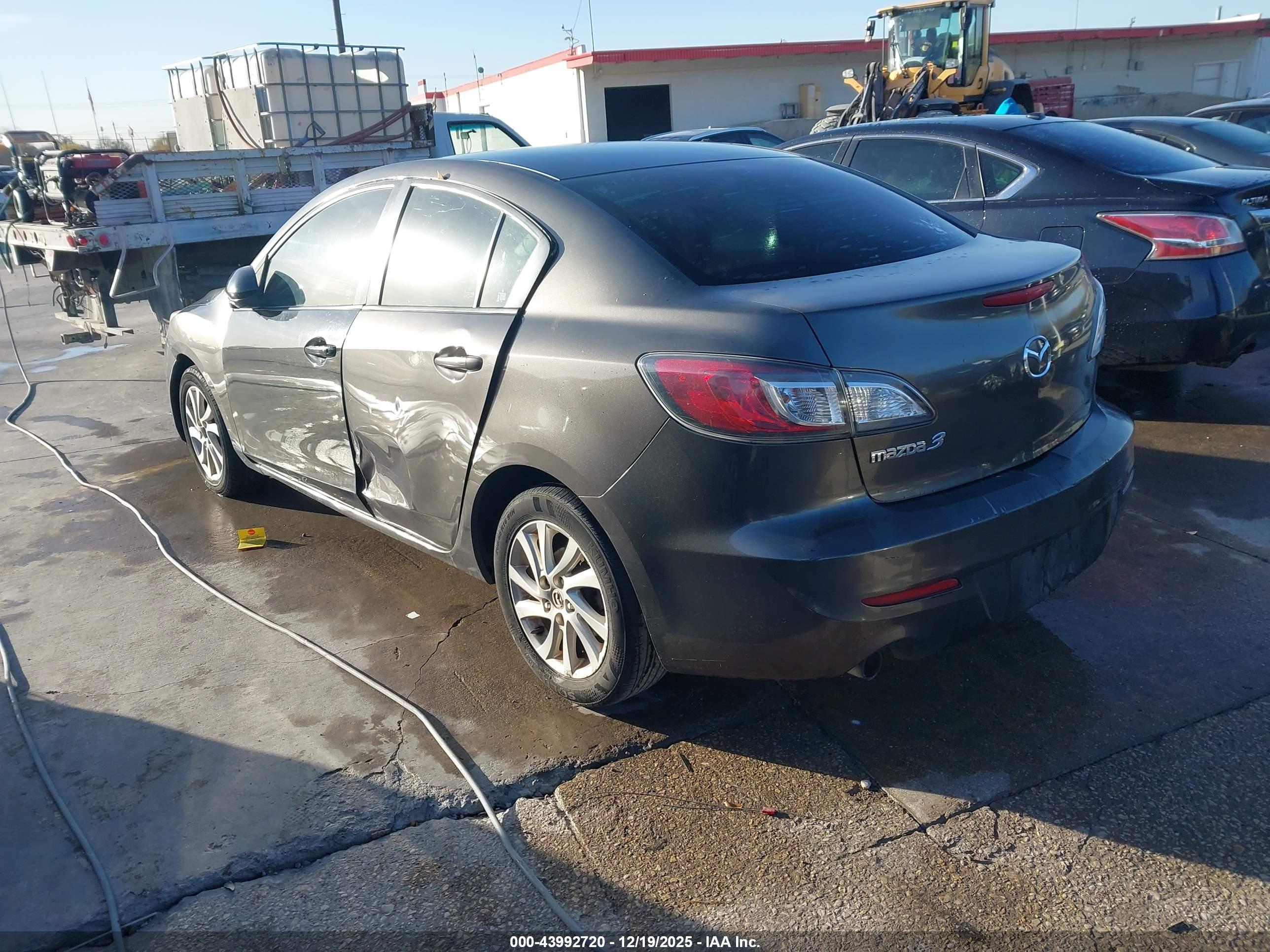 MAZDA MAZDA3 image 3