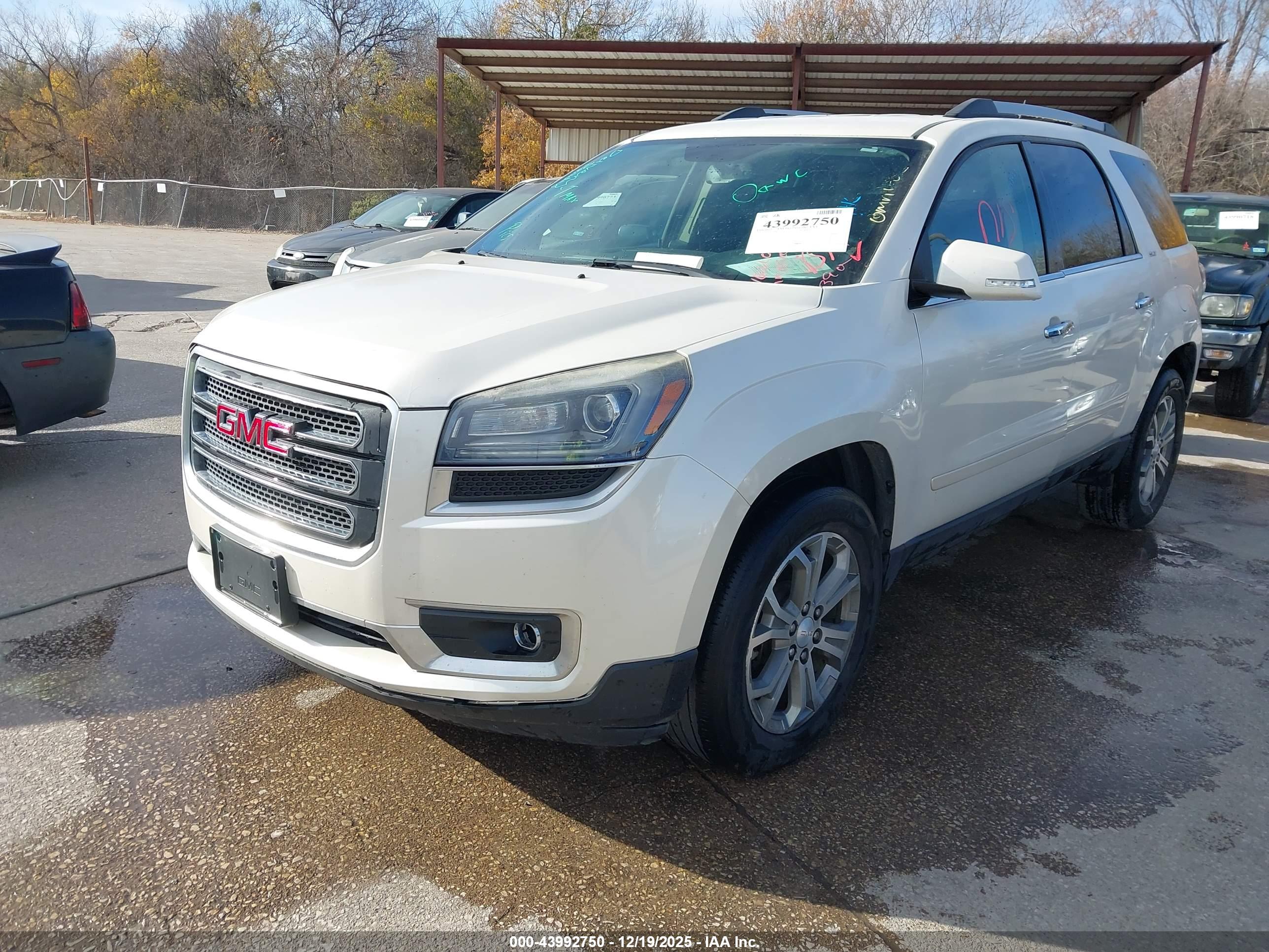 GMC ACADIA image 2
