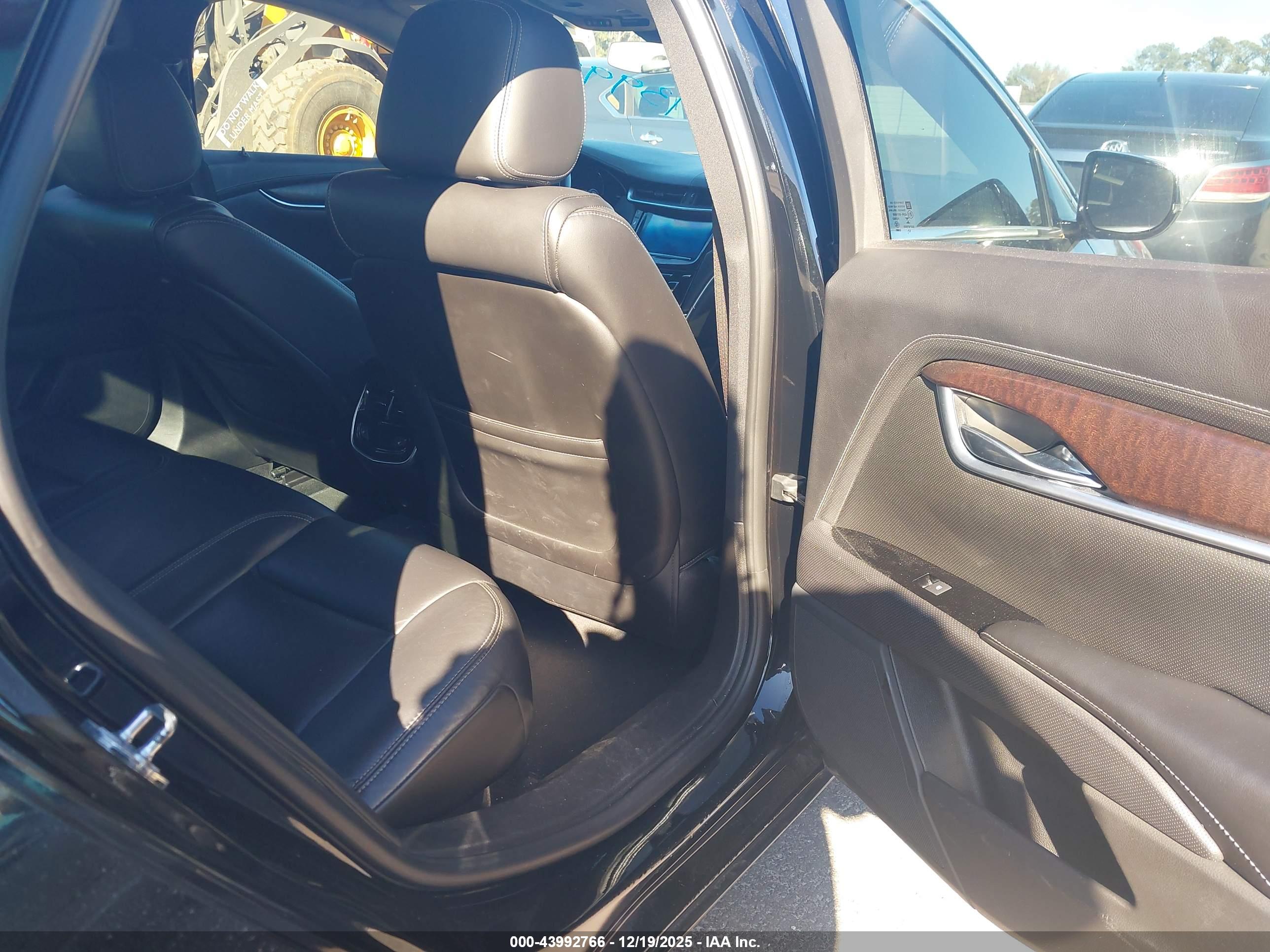 CADILLAC XTS image 8