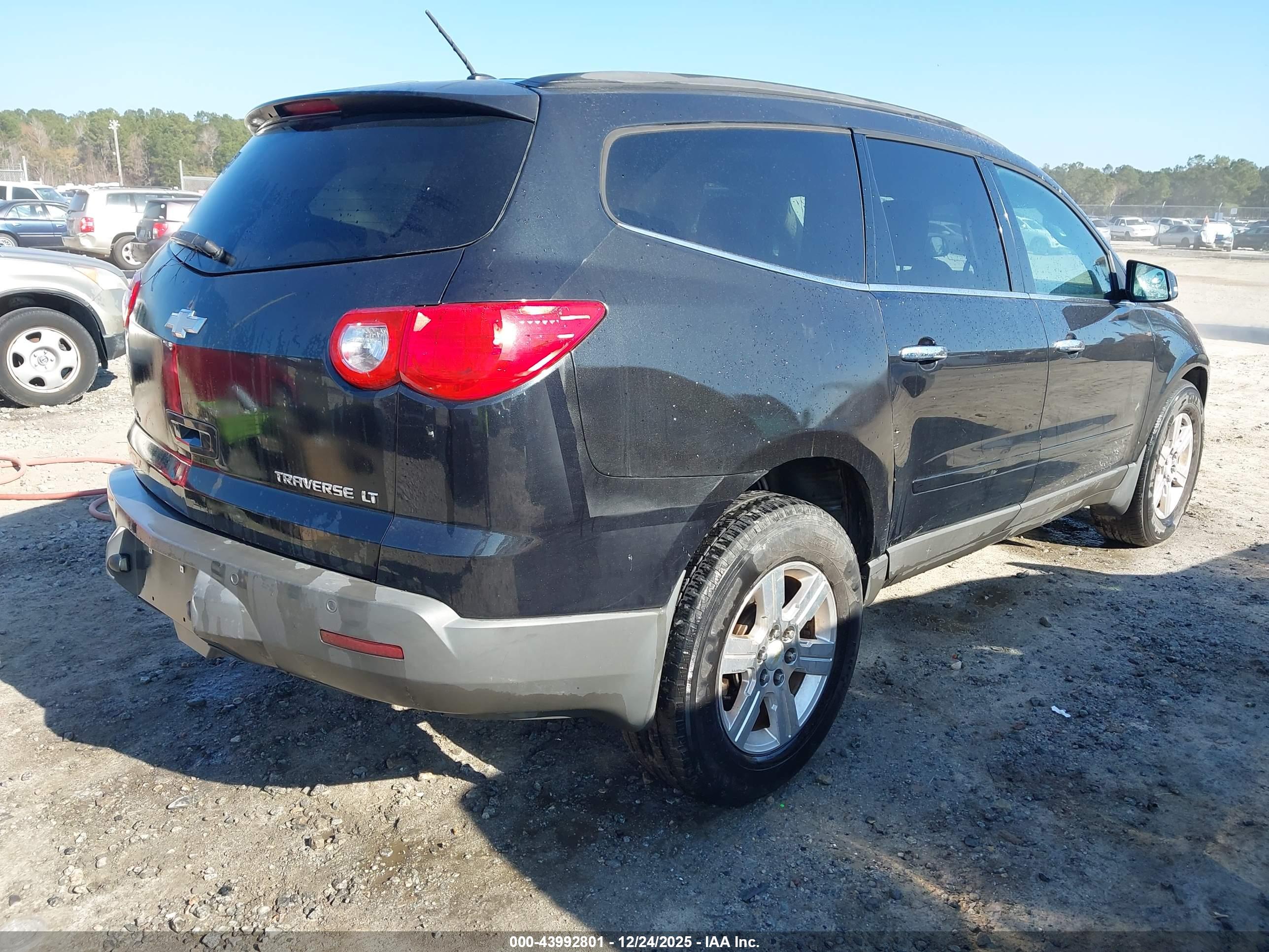 CHEVROLET TRAVERSE image 4