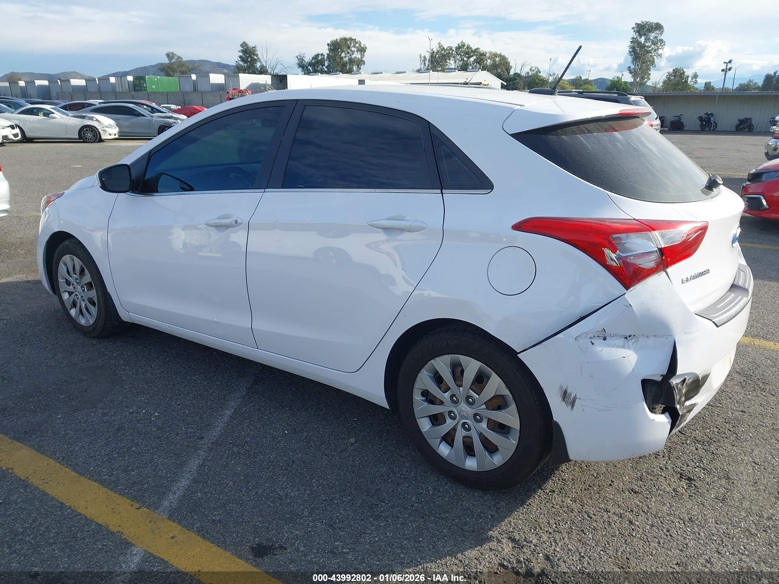 HYUNDAI ELANTRA image 3